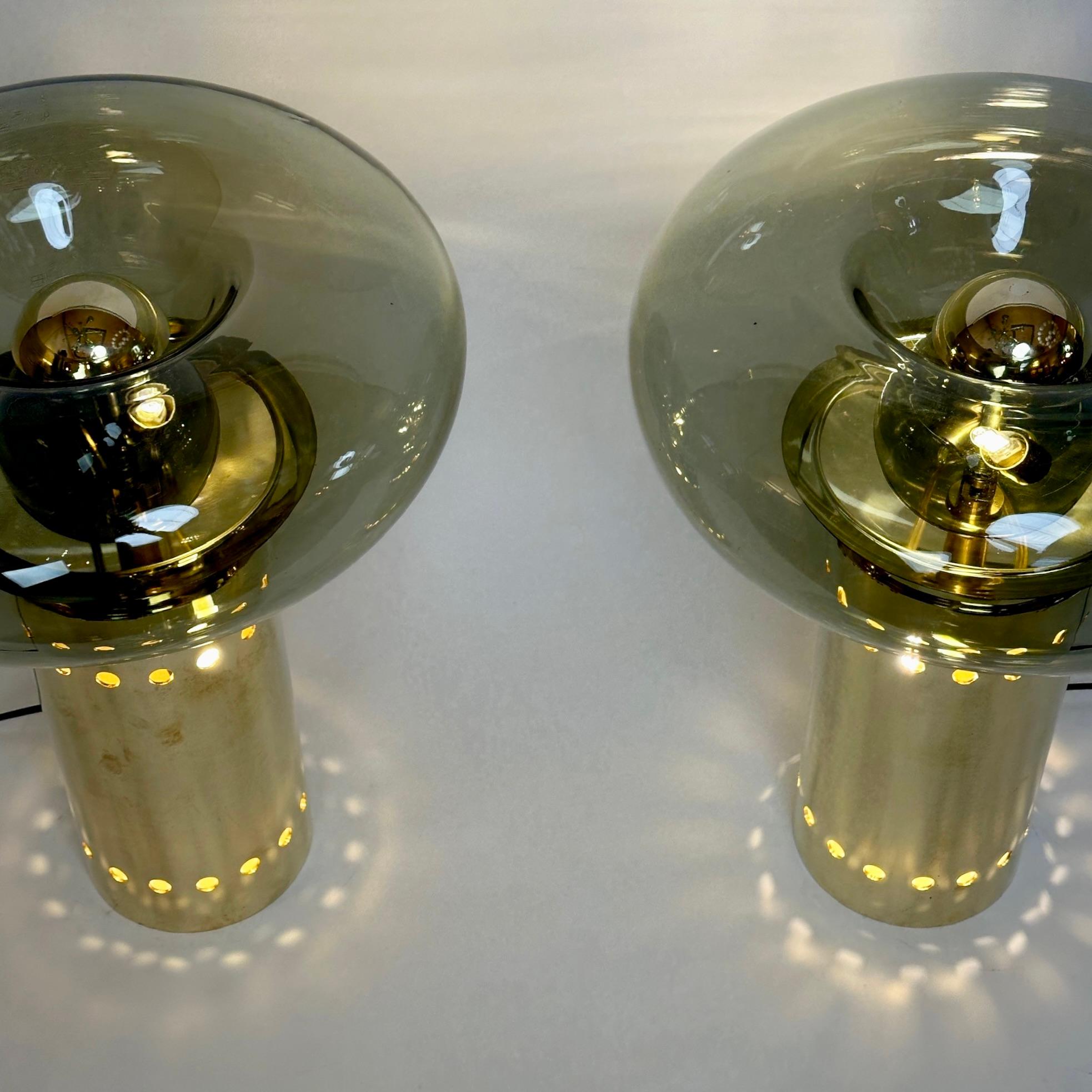 italien Paire de lampes de table en laiton et verre soufflé gris fumé de Murano de la fin du 20e siècle en vente