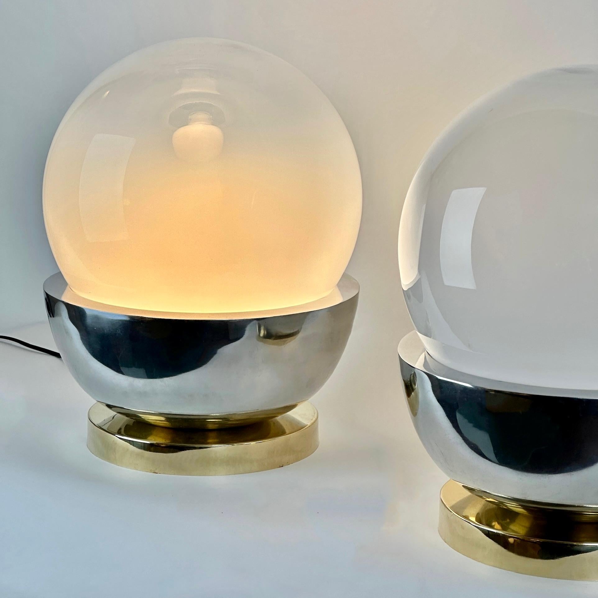 Moderne Paire de lampes de table en laiton, acier et verre soufflé de Murano de la fin du 20e siècle en vente