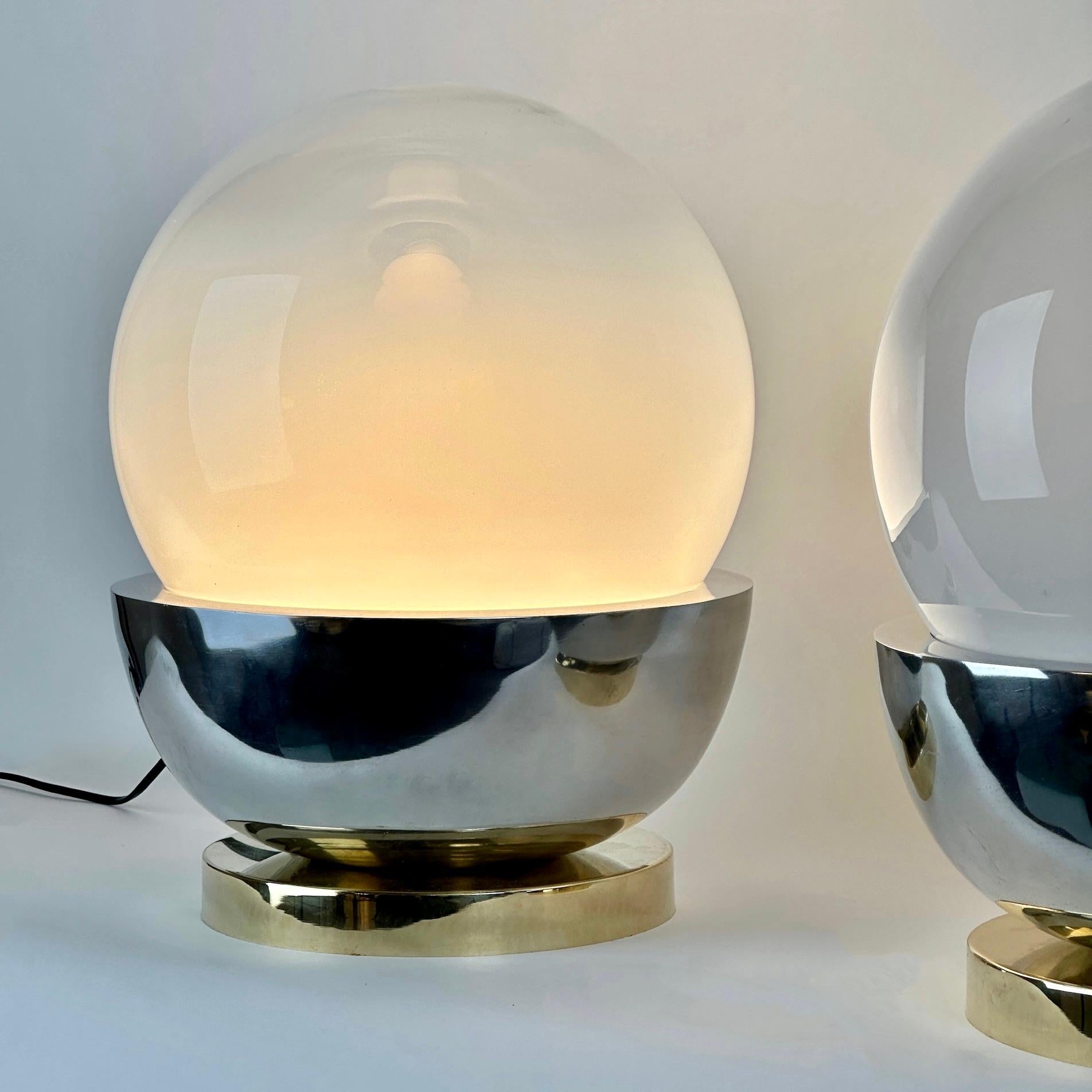 italien Paire de lampes de table en laiton, acier et verre soufflé de Murano de la fin du 20e siècle en vente
