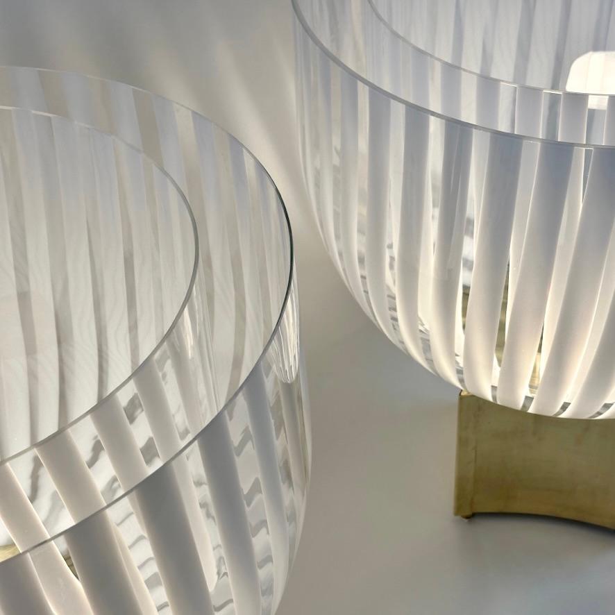 Paar Tischlampen aus Messing und gestreiftem weißem Murano-Kunstglas aus dem späten 20. Jahrhundert (Ende des 20. Jahrhunderts) im Angebot