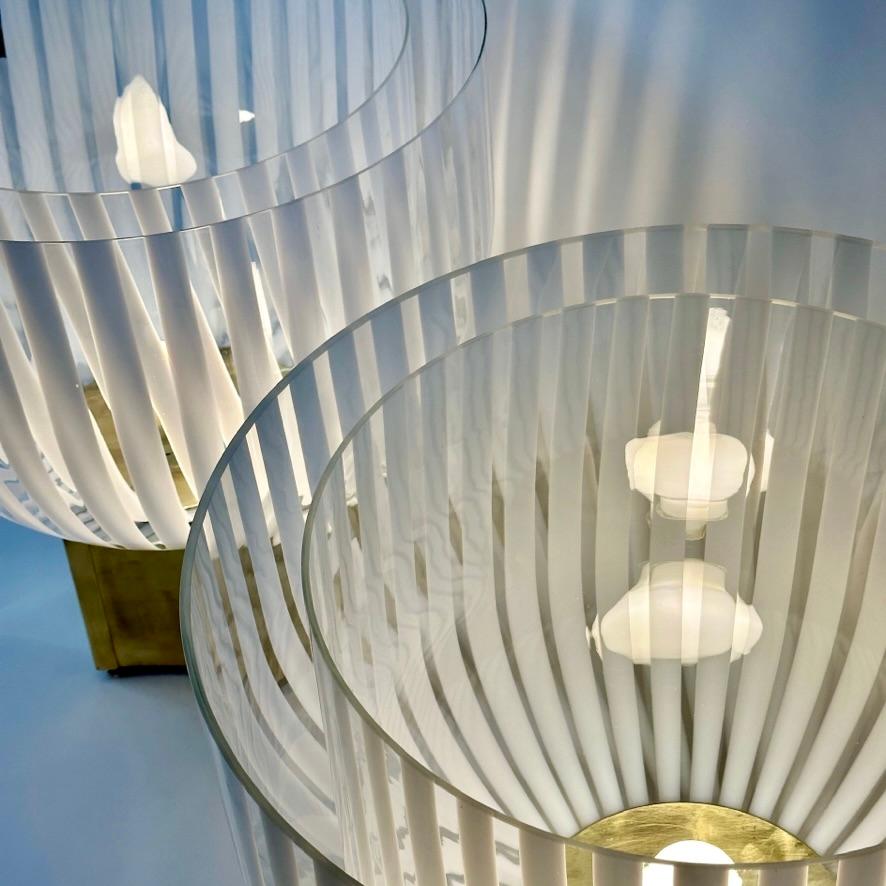 Paar Tischlampen aus Messing und gestreiftem weißem Murano-Kunstglas aus dem späten 20. Jahrhundert im Angebot 1