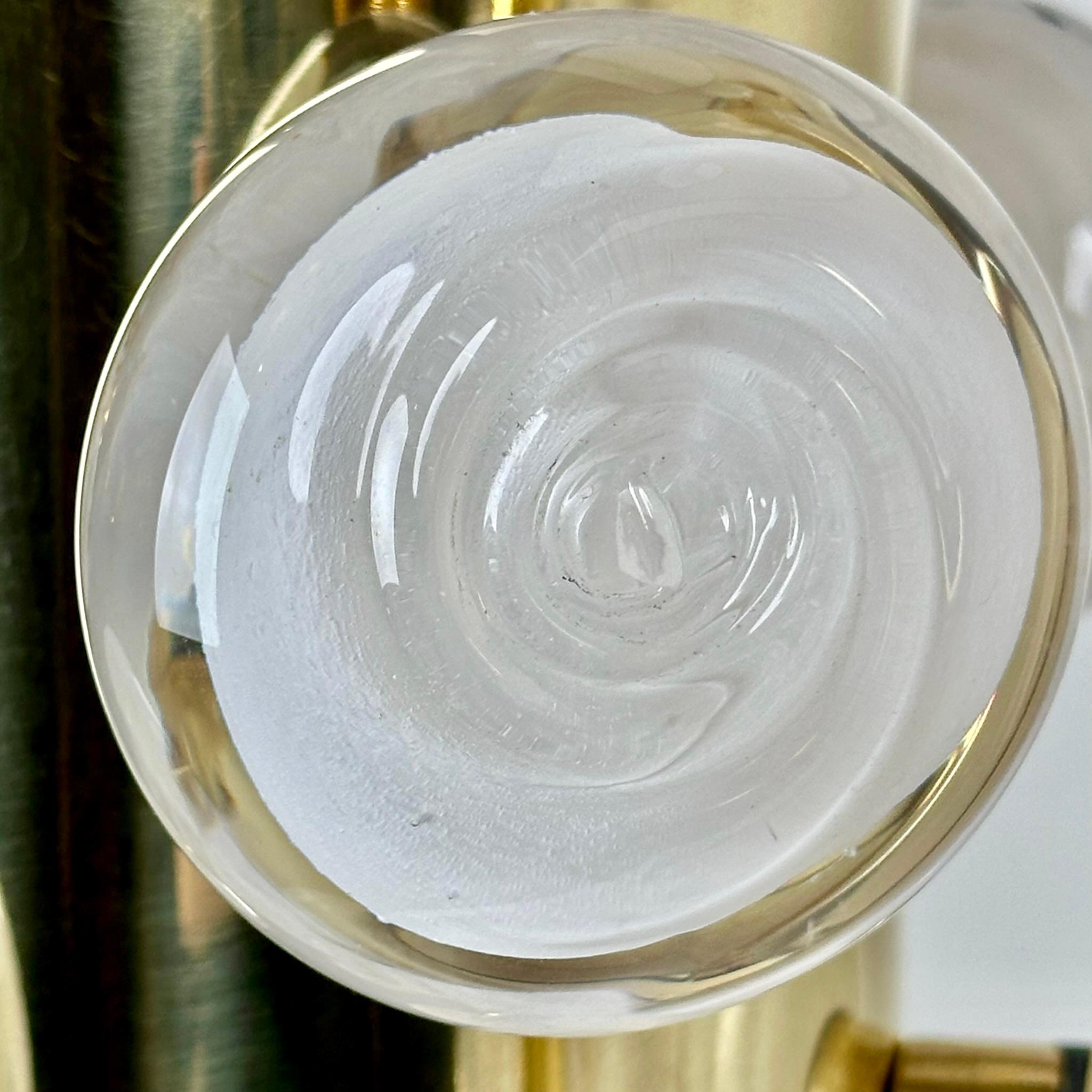 Paire de lampes de table Butttons en laiton et verre d'art blanc de Murano de la fin du 20e siècle en vente 3