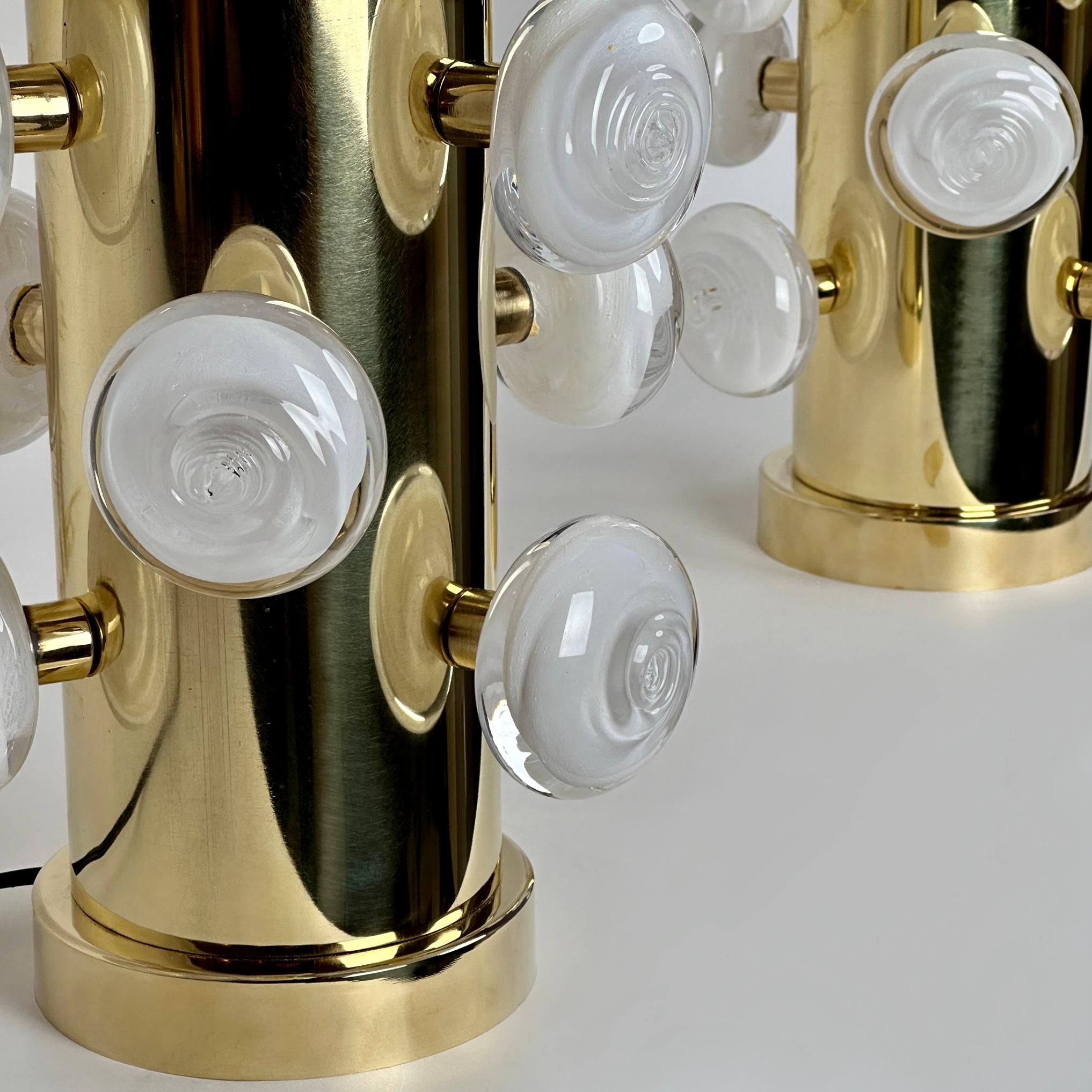 Paire de lampes de table Butttons en laiton et verre d'art blanc de Murano de la fin du 20e siècle en vente 4