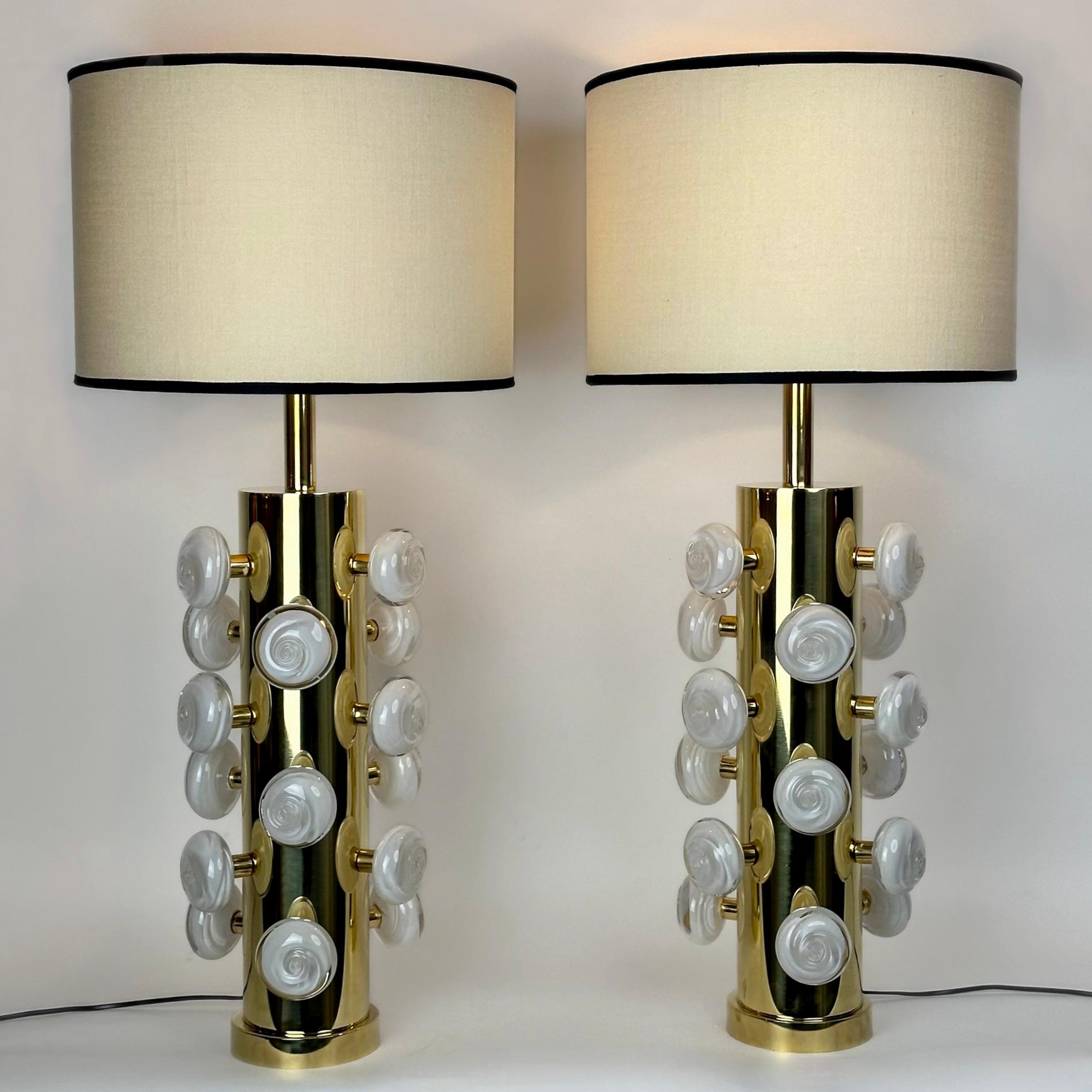 Moderne Paire de lampes de table Butttons en laiton et verre d'art blanc de Murano de la fin du 20e siècle en vente
