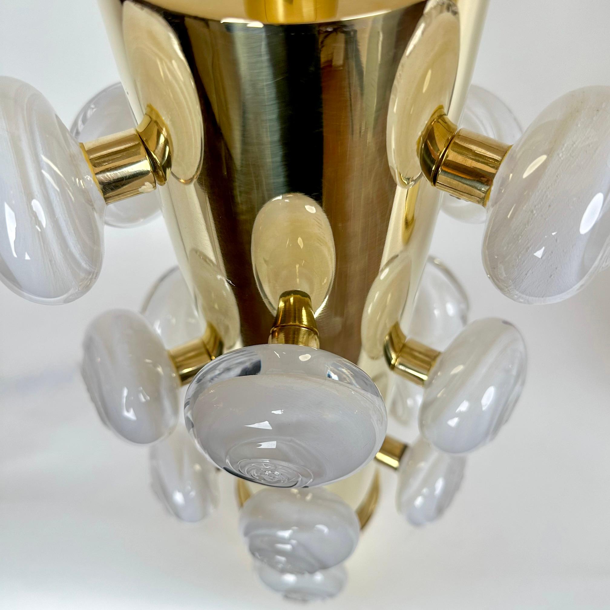 italien Paire de lampes de table Butttons en laiton et verre d'art blanc de Murano de la fin du 20e siècle en vente
