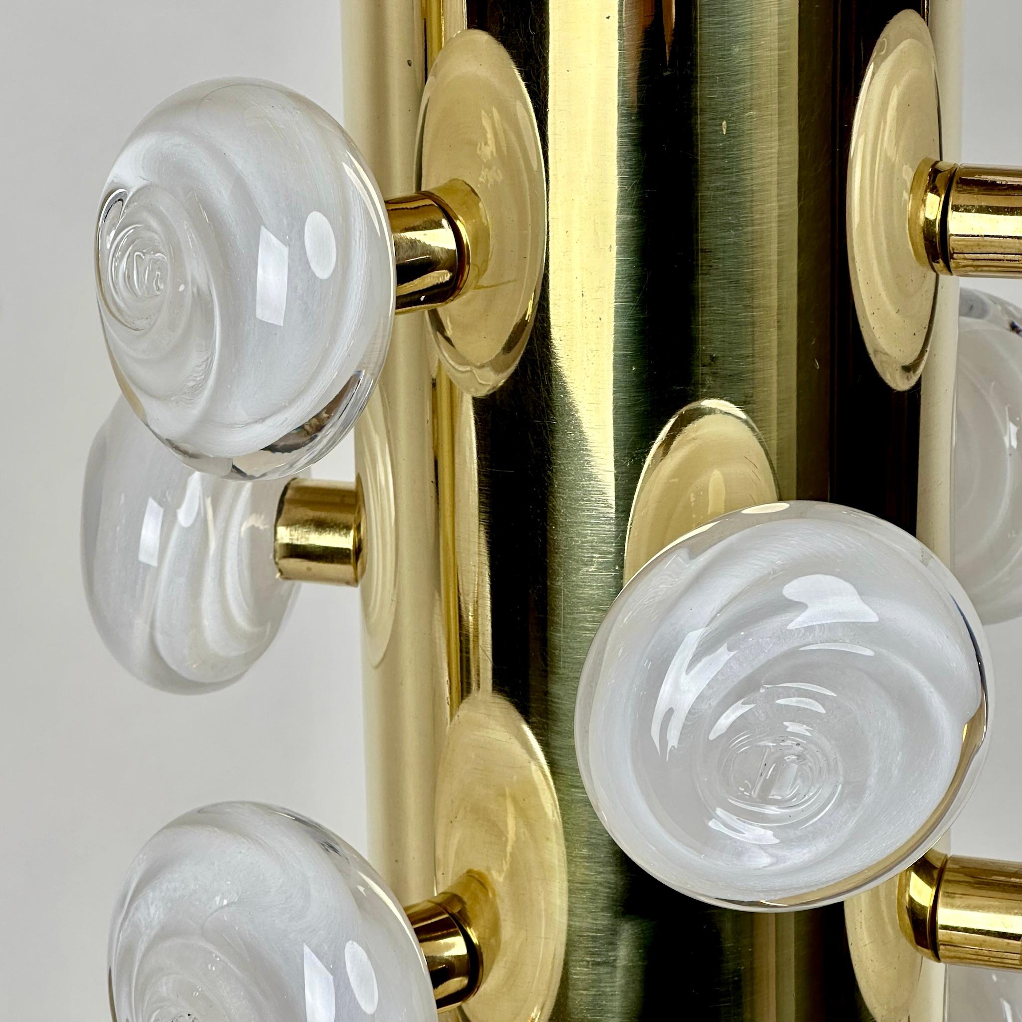Paire de lampes de table Butttons en laiton et verre d'art blanc de Murano de la fin du 20e siècle Bon état - En vente à Firenze, Tuscany