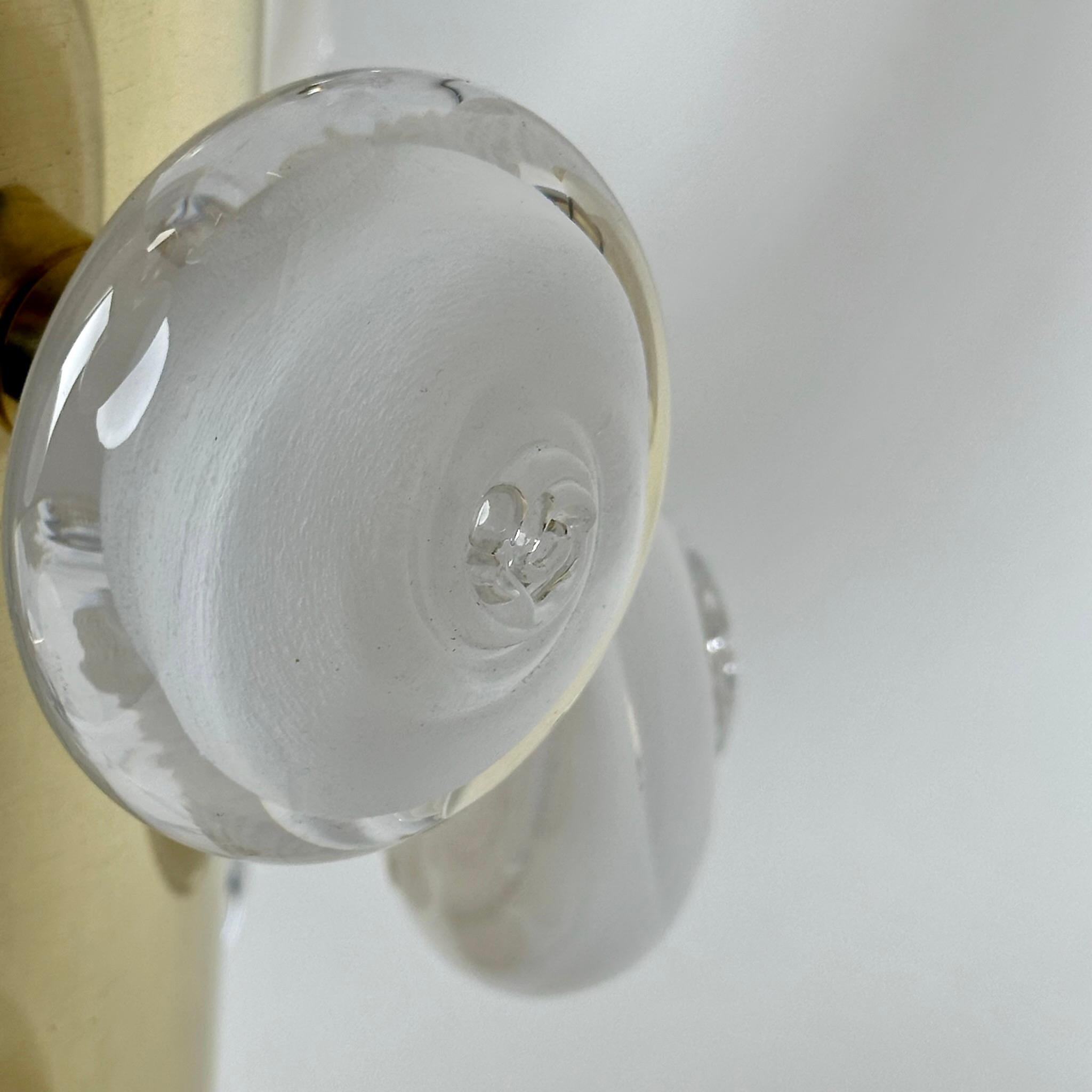 XXIe siècle et contemporain Paire de lampes de table Butttons en laiton et verre d'art blanc de Murano de la fin du 20e siècle en vente