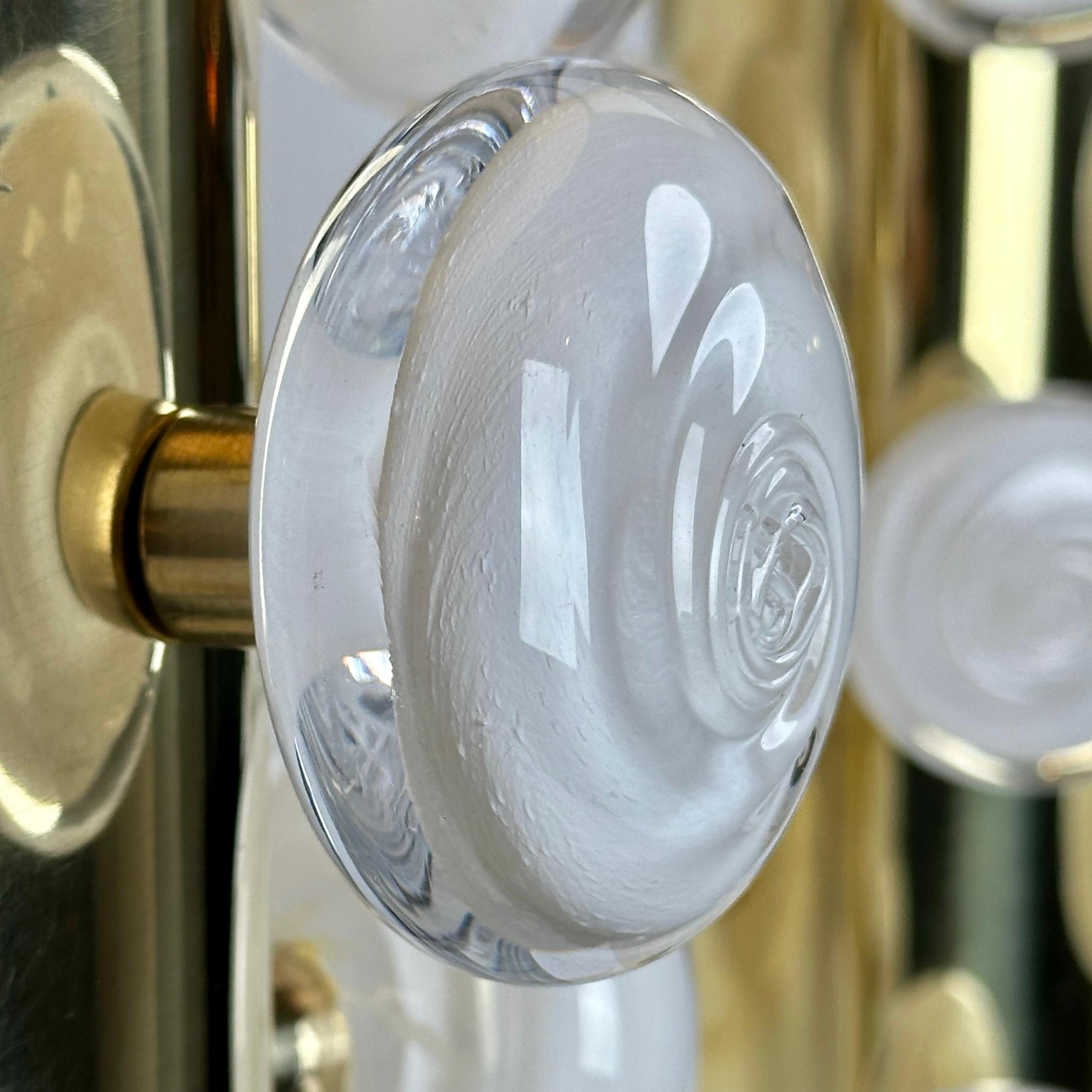 Paire de lampes de table Butttons en laiton et verre d'art blanc de Murano de la fin du 20e siècle en vente 1