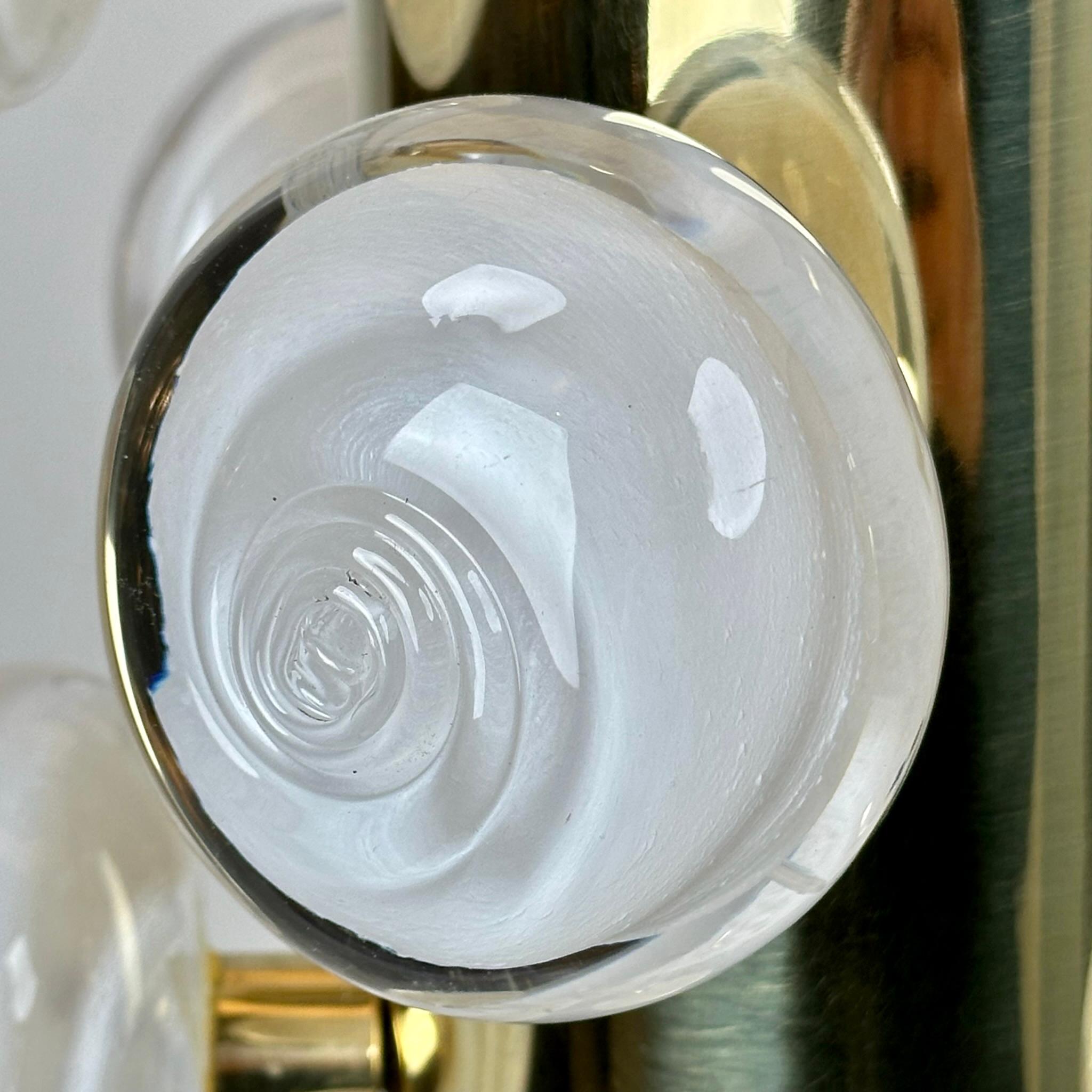 Paire de lampes de table Butttons en laiton et verre d'art blanc de Murano de la fin du 20e siècle en vente 2