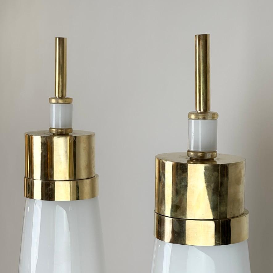 Late 20th Century Pair of Brass & White Murano Hand Blown Glass Floor Lamps In Good Condition For Sale In Firenze, Tuscany