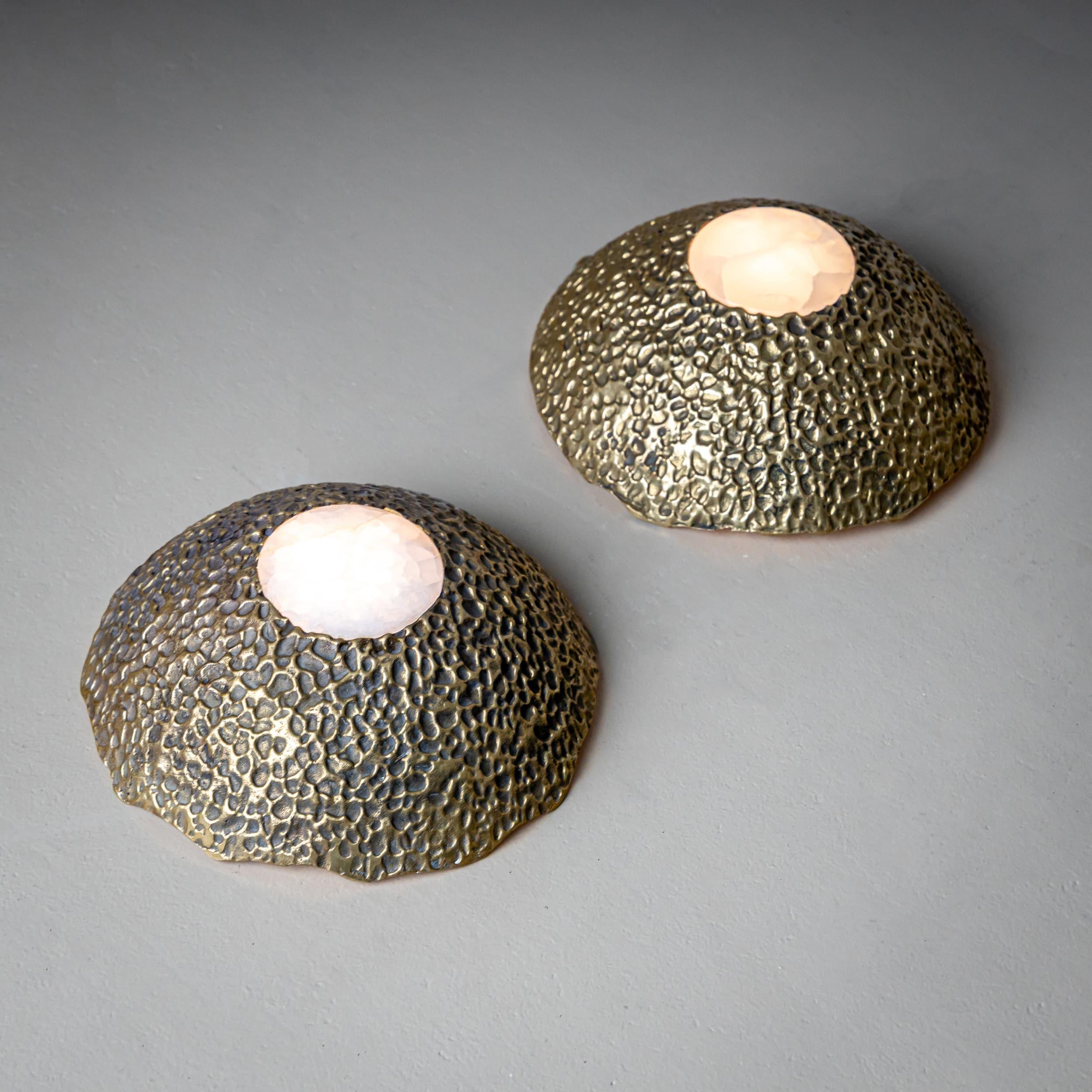 20ième siècle Paire d'appliques en bronze brutaliste de la fin du XXe siècle par Cierre Lampadari, Milan en vente