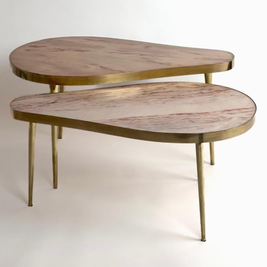 Modern Late 20th Century Pair of Italian Brass w/ Beige & Pink Onyx Tops Coffee Tables