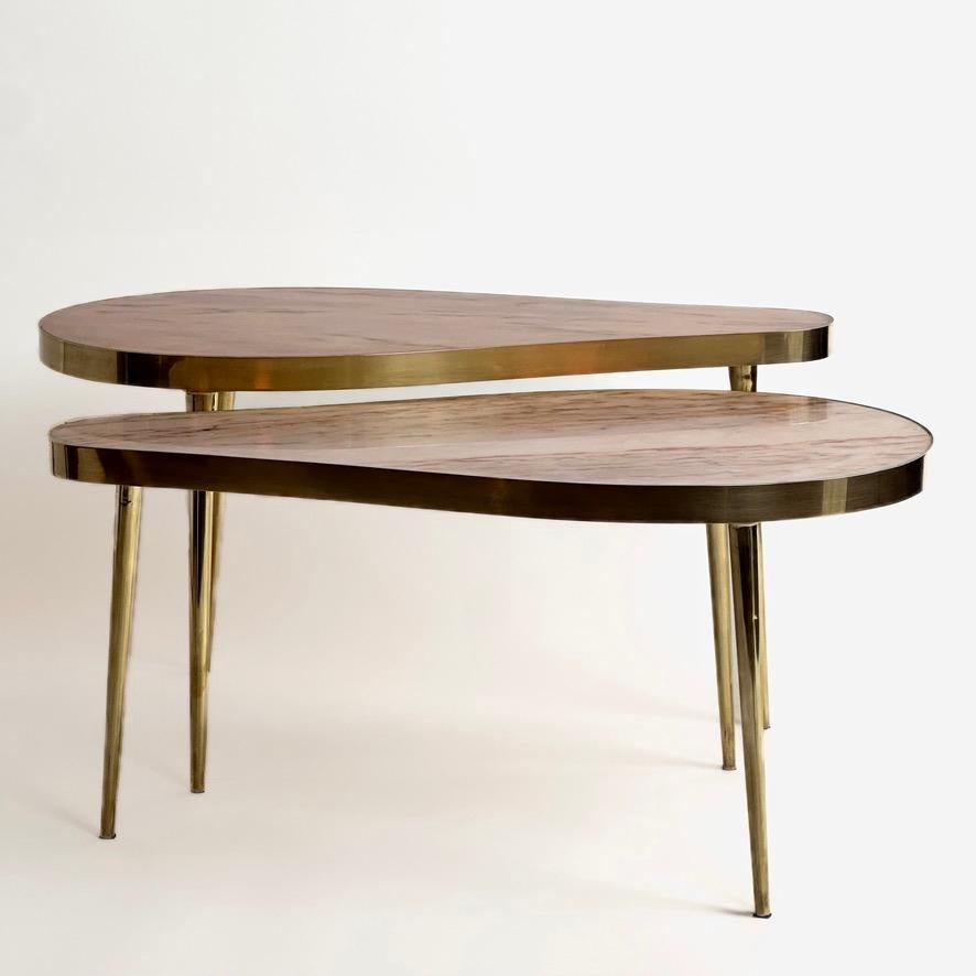 Late 20th Century Pair of Italian Brass w/ Beige & Pink Onyx Tops Coffee Tables In Good Condition In Firenze, Tuscany