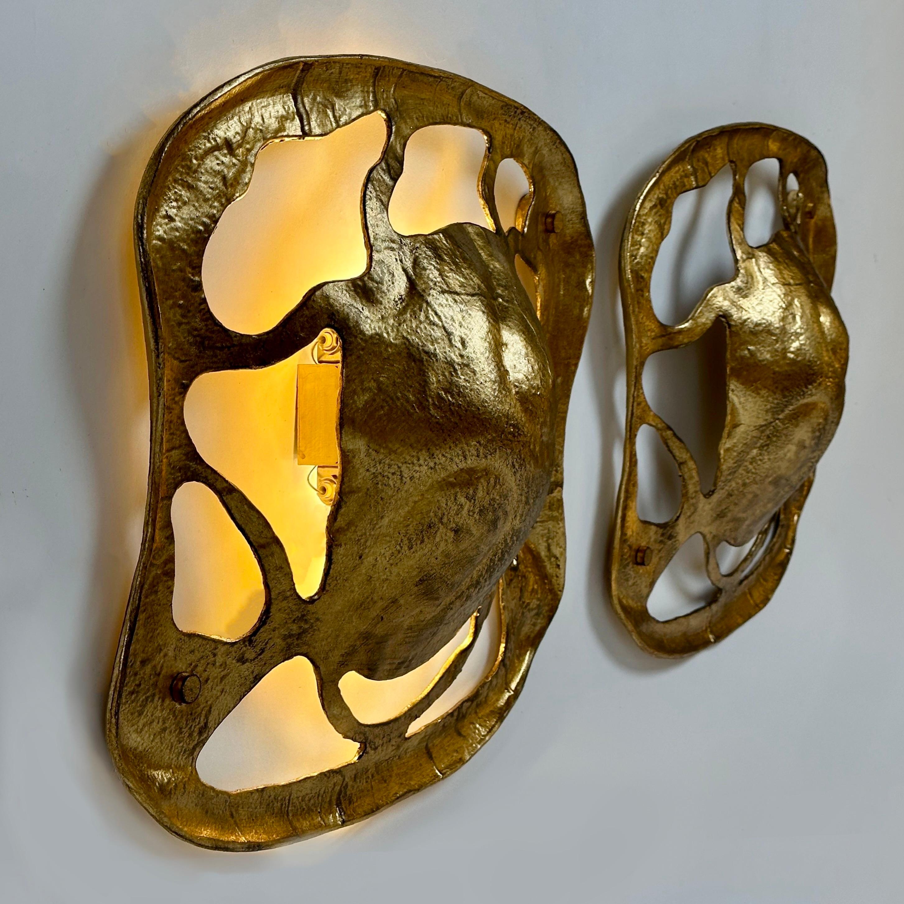 This pair of gilded metal sconces can be mounted on the wall either in an horizontal or in a vertical manner and even the indipendent brass light bulbs holders (17 x 3 x 11 H cm.) can be fixed on the wall either way.
Two 11,5 cm. tubular LED Light