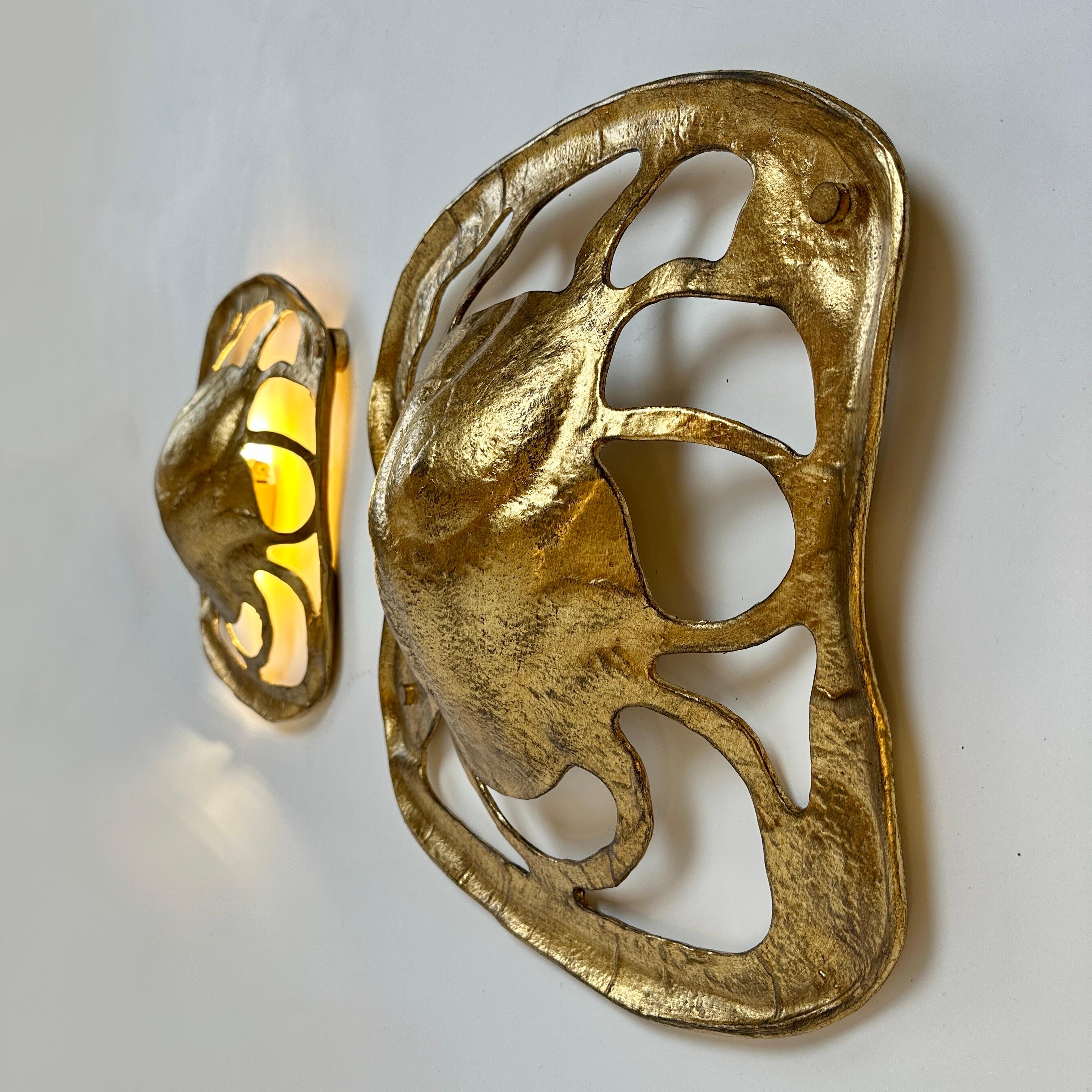 Modern Late 20th Century Pair of Italian Sculptural Gilded Metal Wall Lights For Sale