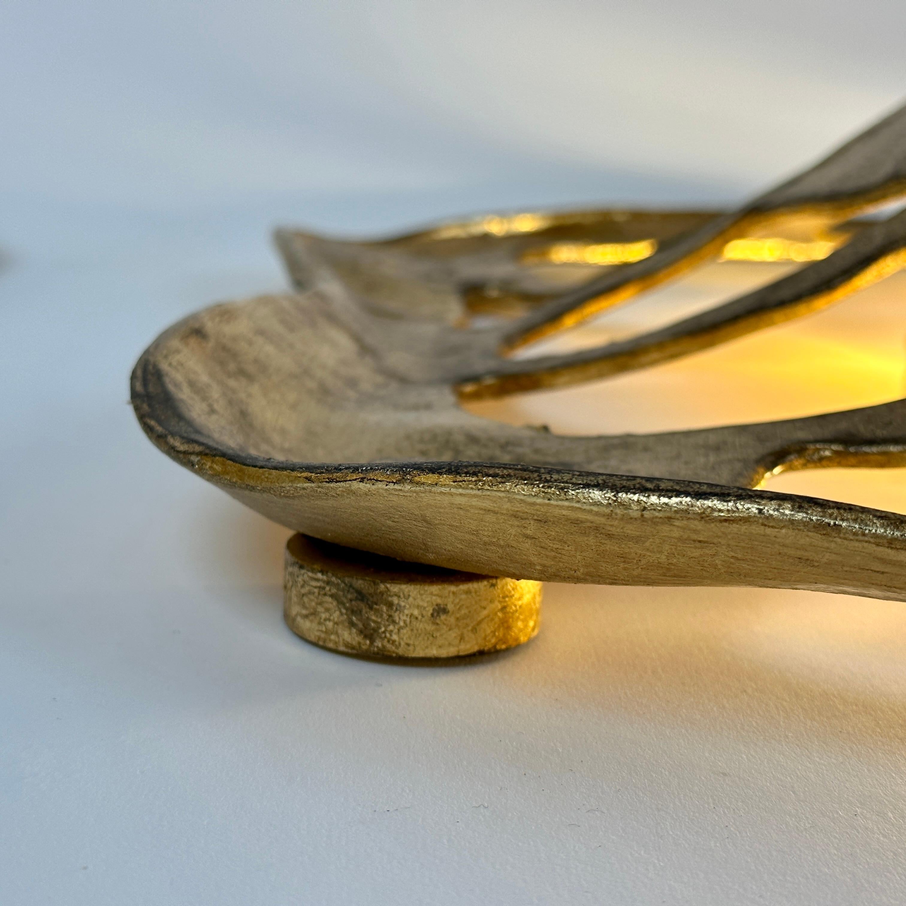 Paire d'appliques italiennes sculpturales en métal doré de la fin du 20e siècle Bon état - En vente à Firenze, Tuscany