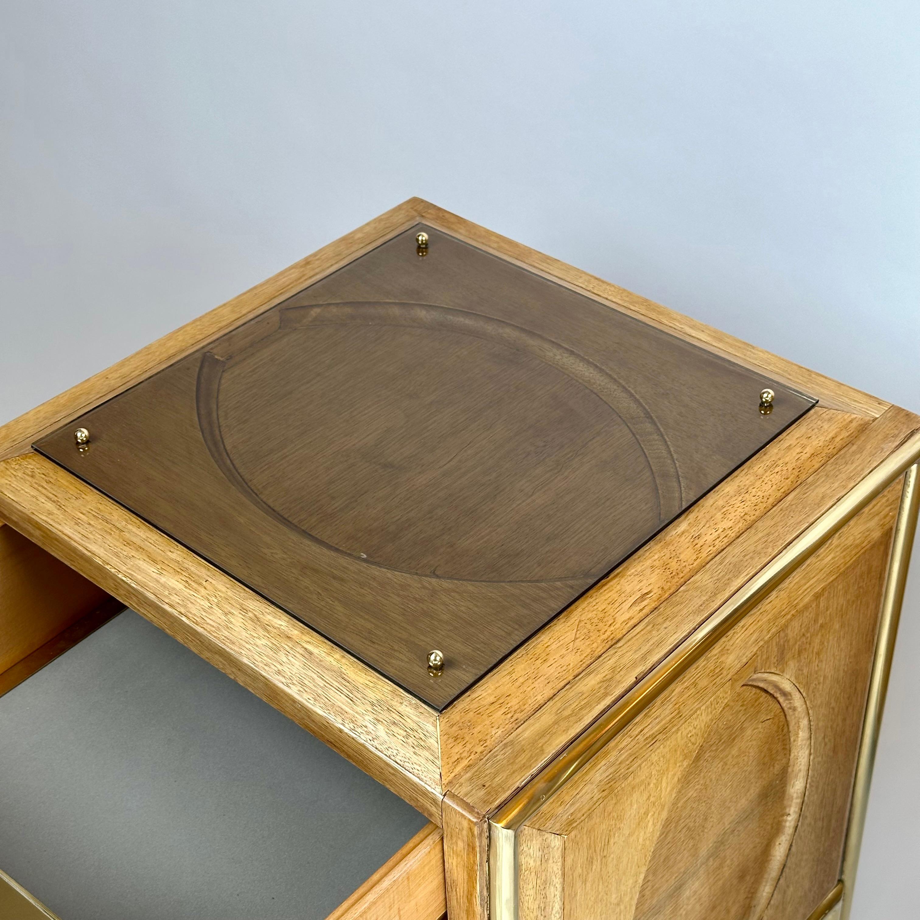 Late 20th Century Pair of Italian Wood, Brass & Light Brown Glass Night Stands For Sale 9