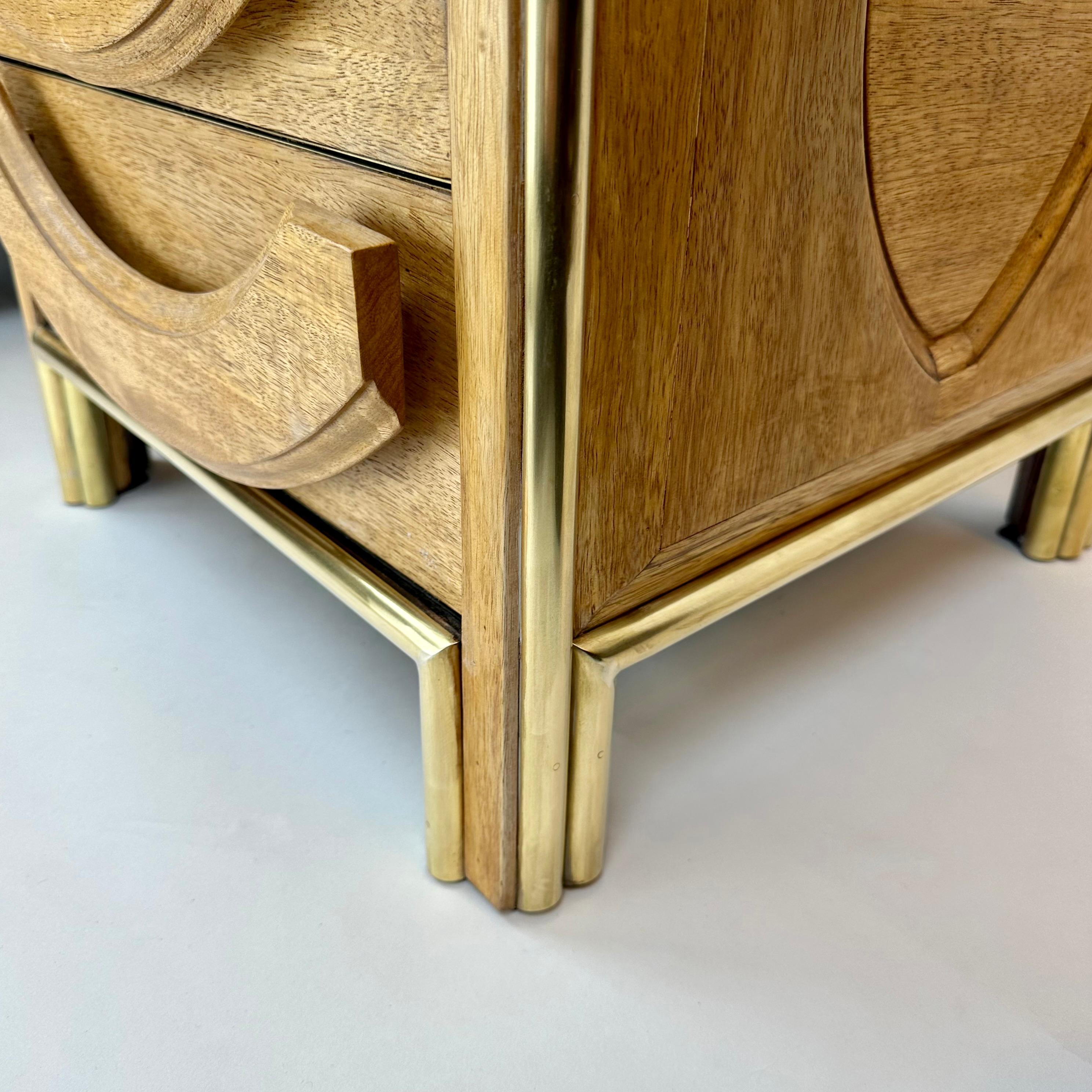 Late 20th Century Pair of Italian Wood, Brass & Light Brown Glass Night Stands For Sale 11
