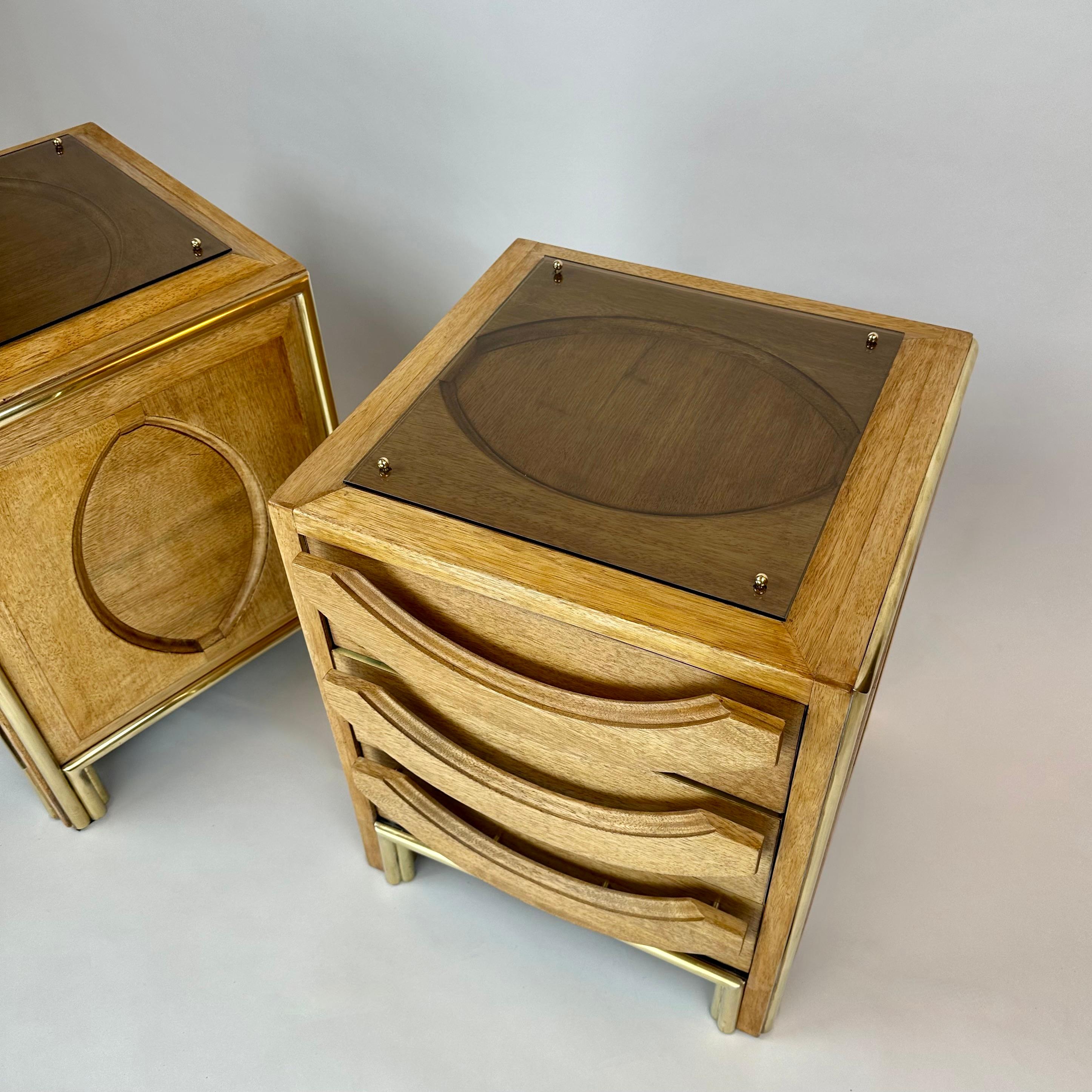 Mid-Century Modern Late 20th Century Pair of Italian Wood, Brass & Light Brown Glass Night Stands For Sale