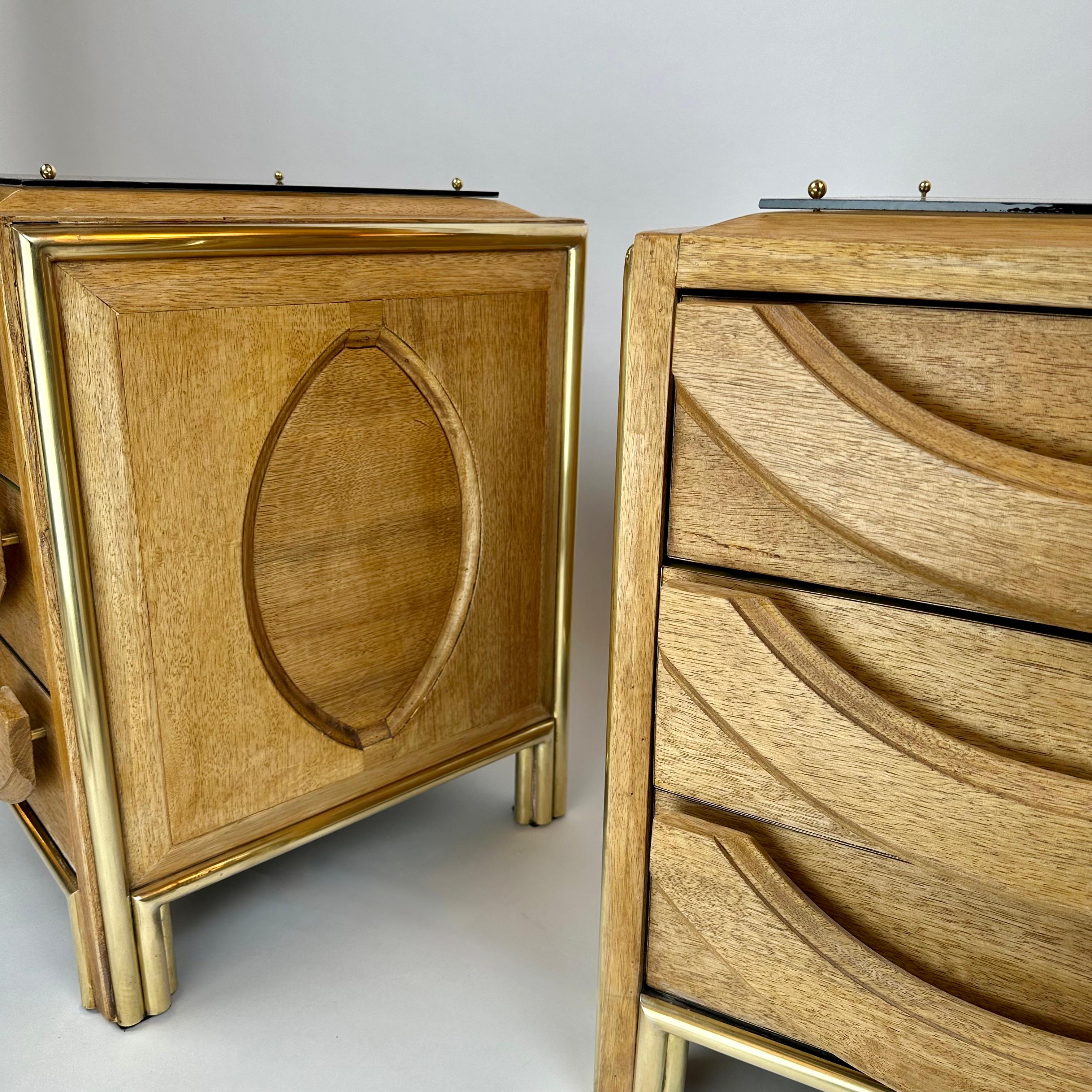 Late 20th Century Pair of Italian Wood, Brass & Light Brown Glass Night Stands In Good Condition For Sale In Firenze, Tuscany