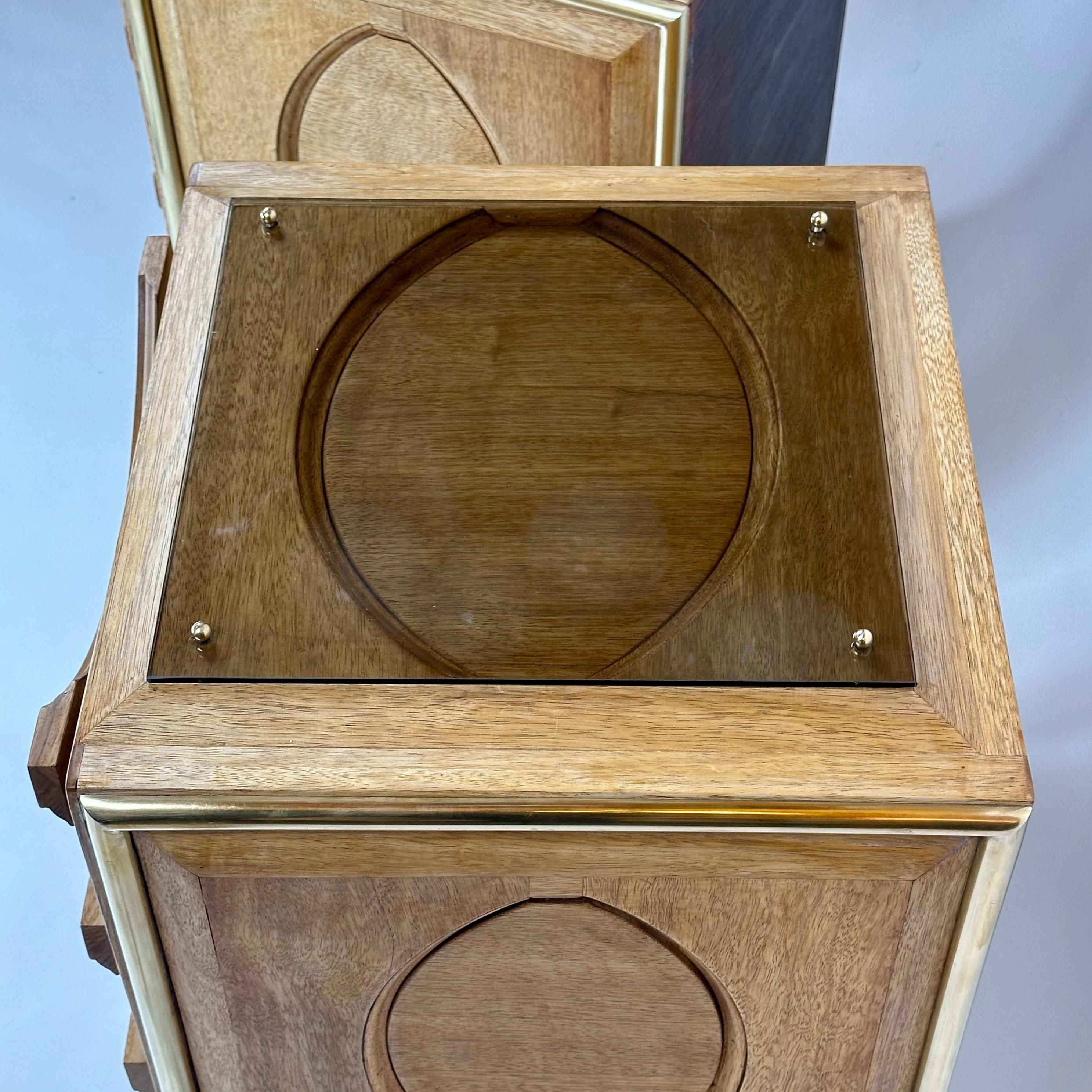 Late 20th Century Pair of Italian Wood, Brass & Light Brown Glass Night Stands For Sale 1