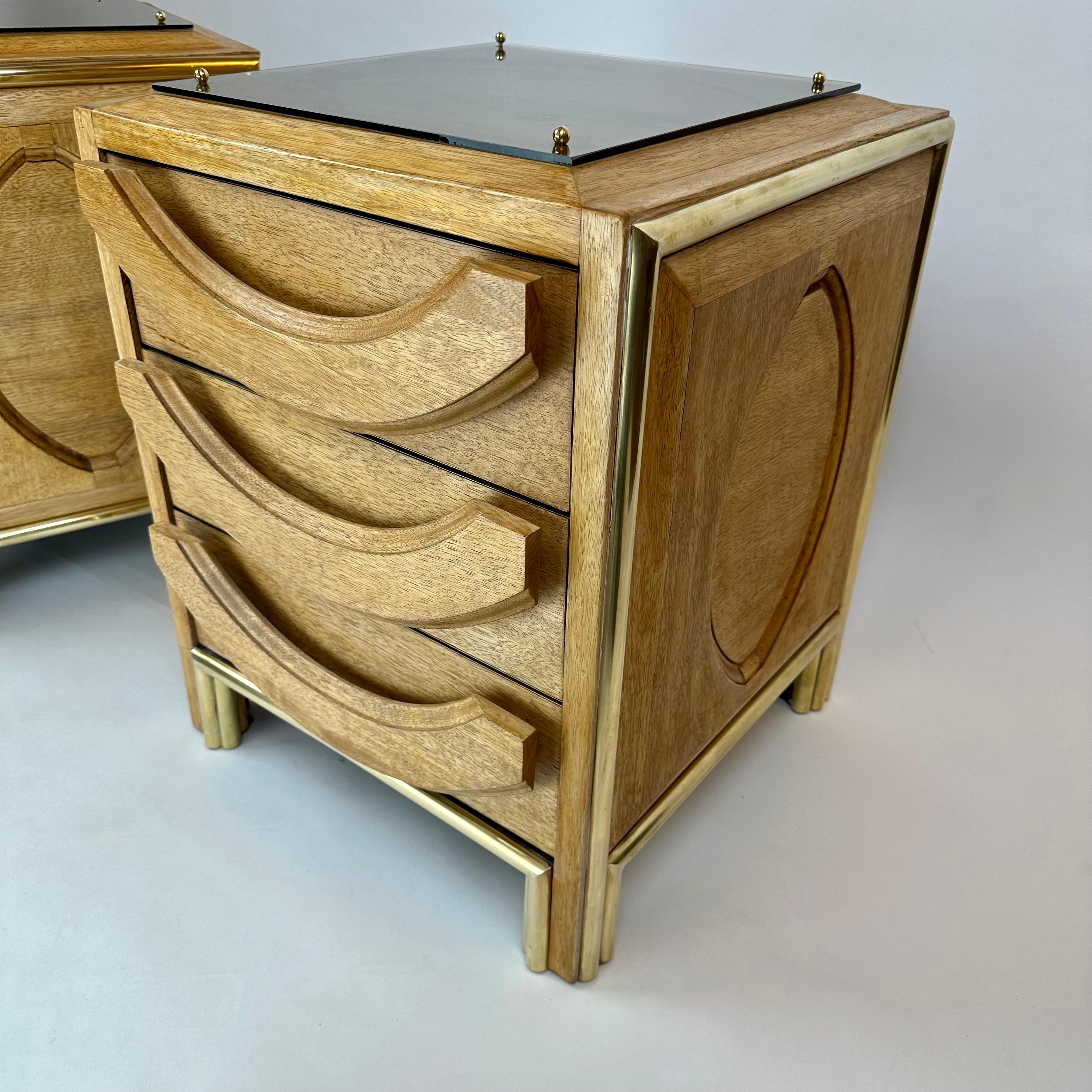 Late 20th Century Pair of Italian Wood, Brass & Light Brown Glass Night Stands For Sale 4