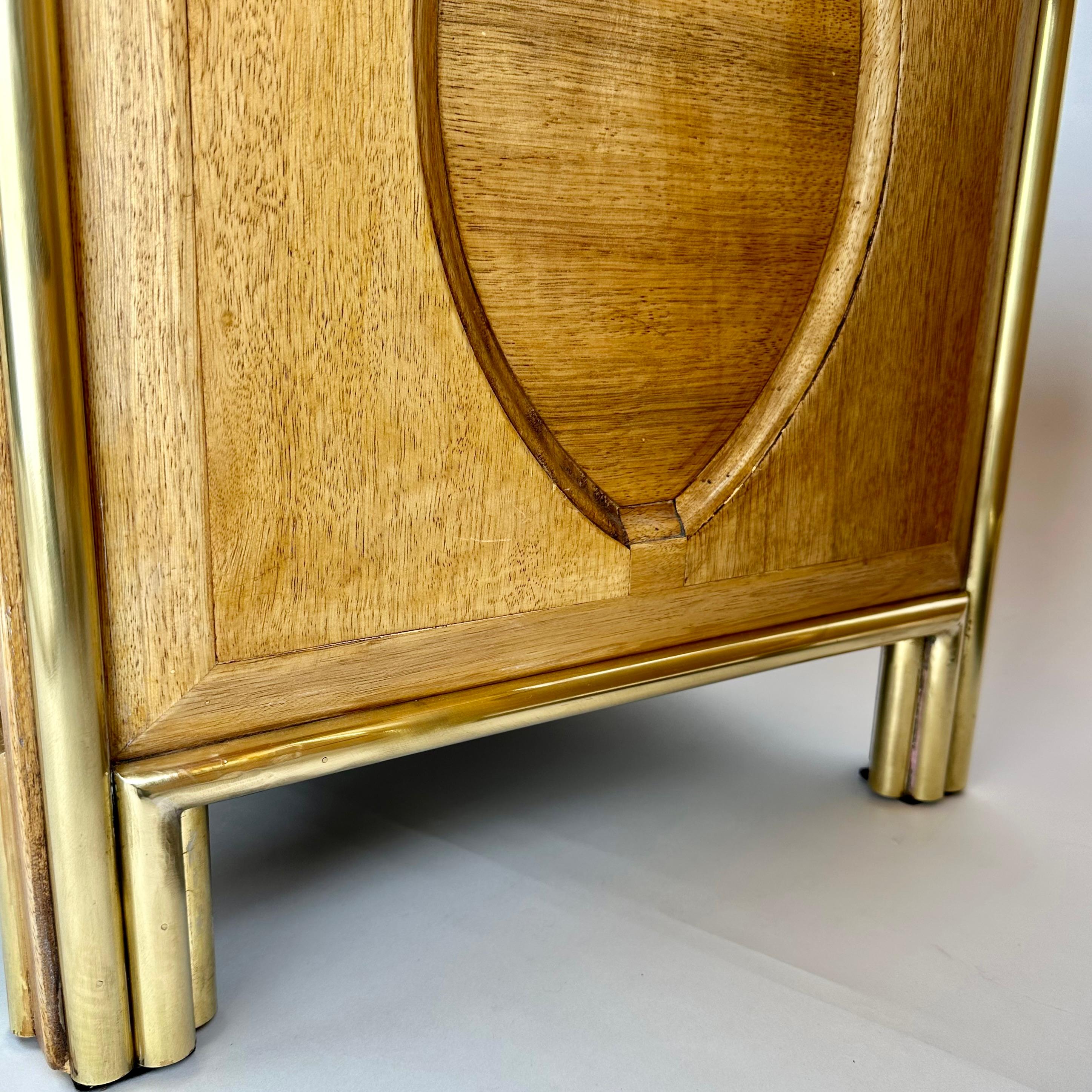 Late 20th Century Pair of Italian Wood, Brass & Light Brown Glass Night Stands For Sale 5