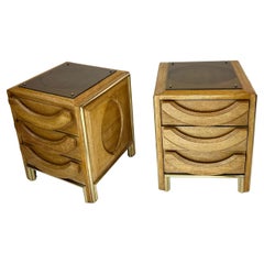 Paire de tables de nuit italiennes en bois, laiton et verre Brown Light, fin du 20e siècle