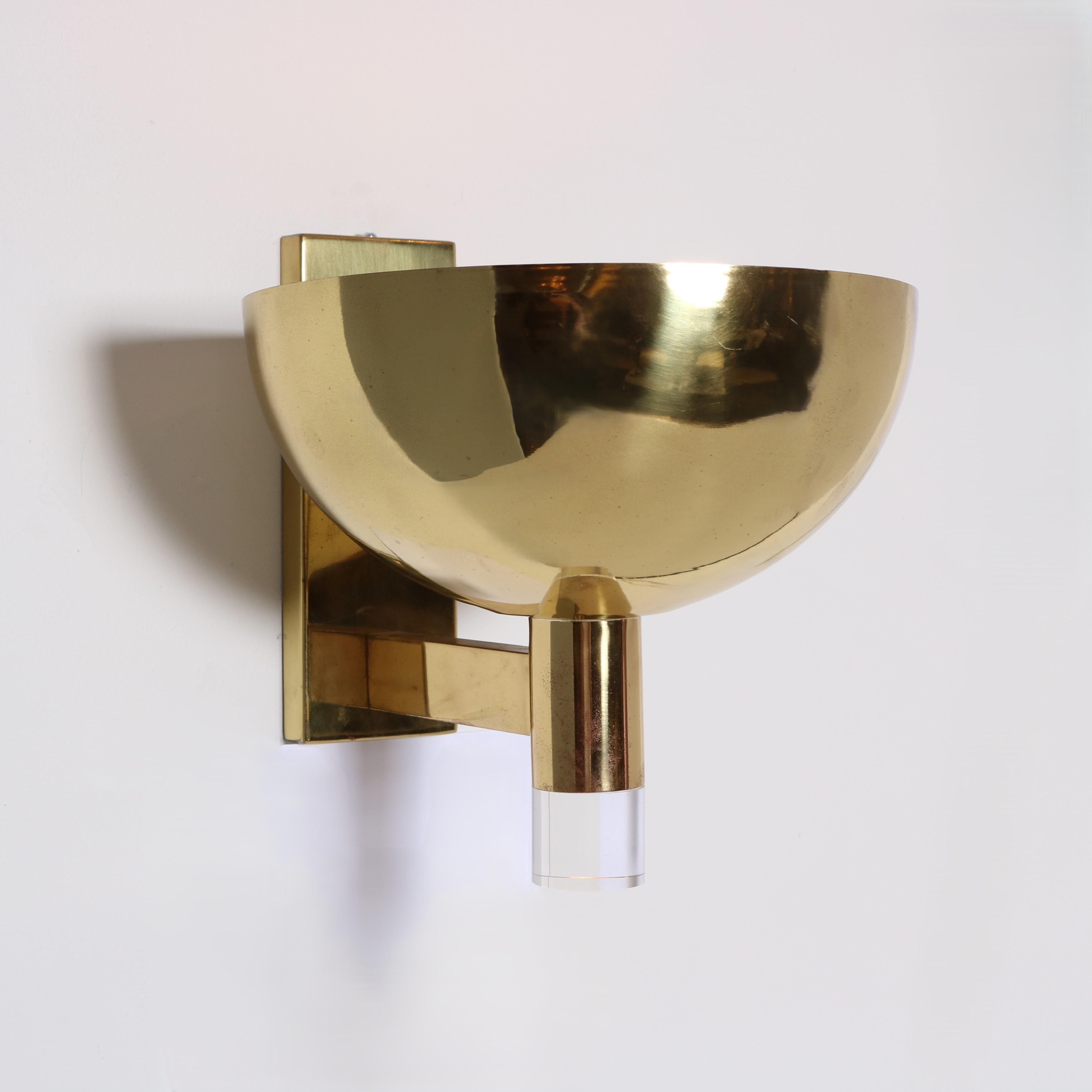 italien Paire d'appliques en laiton et en lucite de grande taille datant de la fin du 20e siècle. en vente