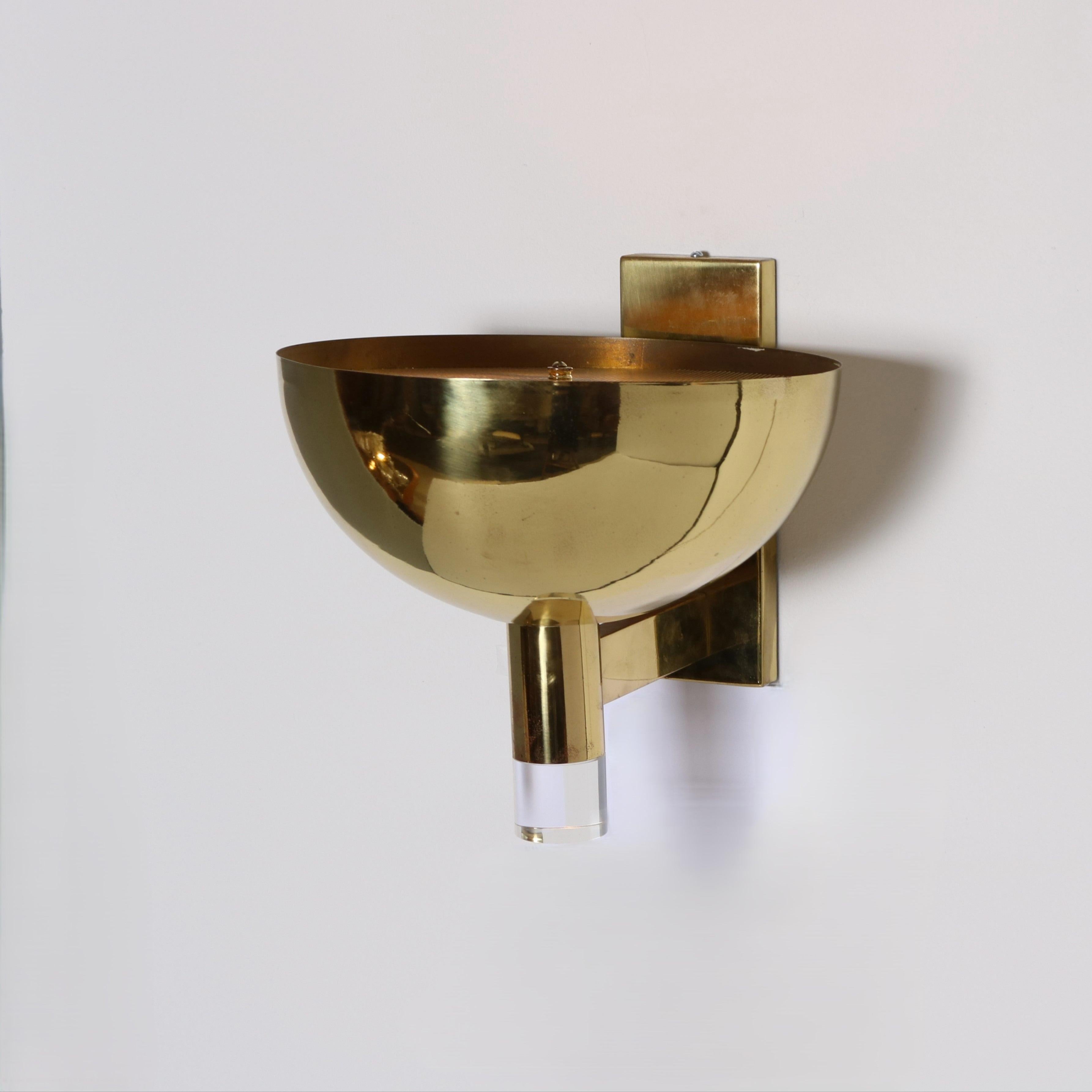 20ième siècle Paire d'appliques en laiton et en lucite de grande taille datant de la fin du 20e siècle. en vente