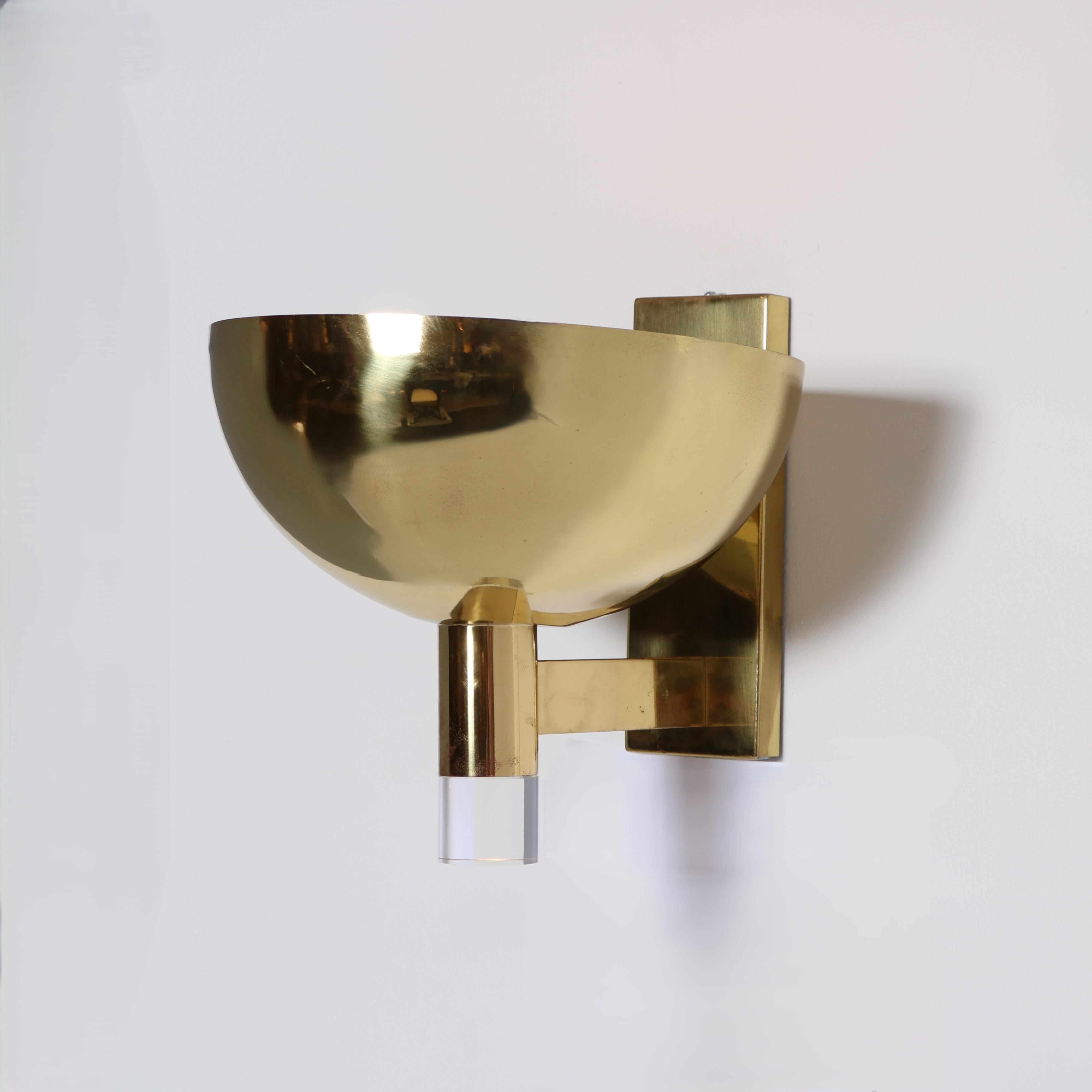 Laiton Paire d'appliques en laiton et en lucite de grande taille datant de la fin du 20e siècle. en vente