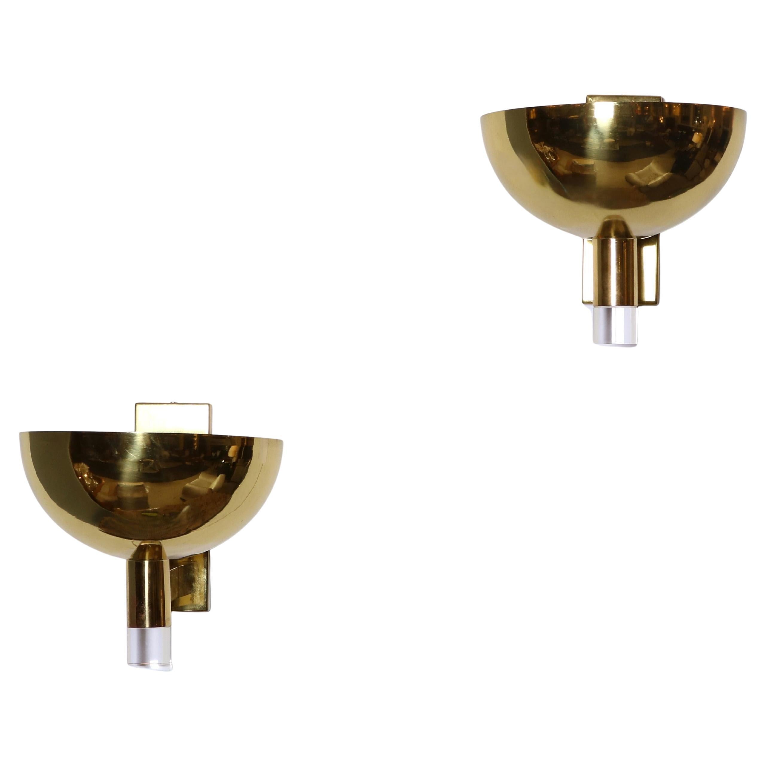 Paire d'appliques en laiton et en lucite de grande taille datant de la fin du 20e siècle. en vente