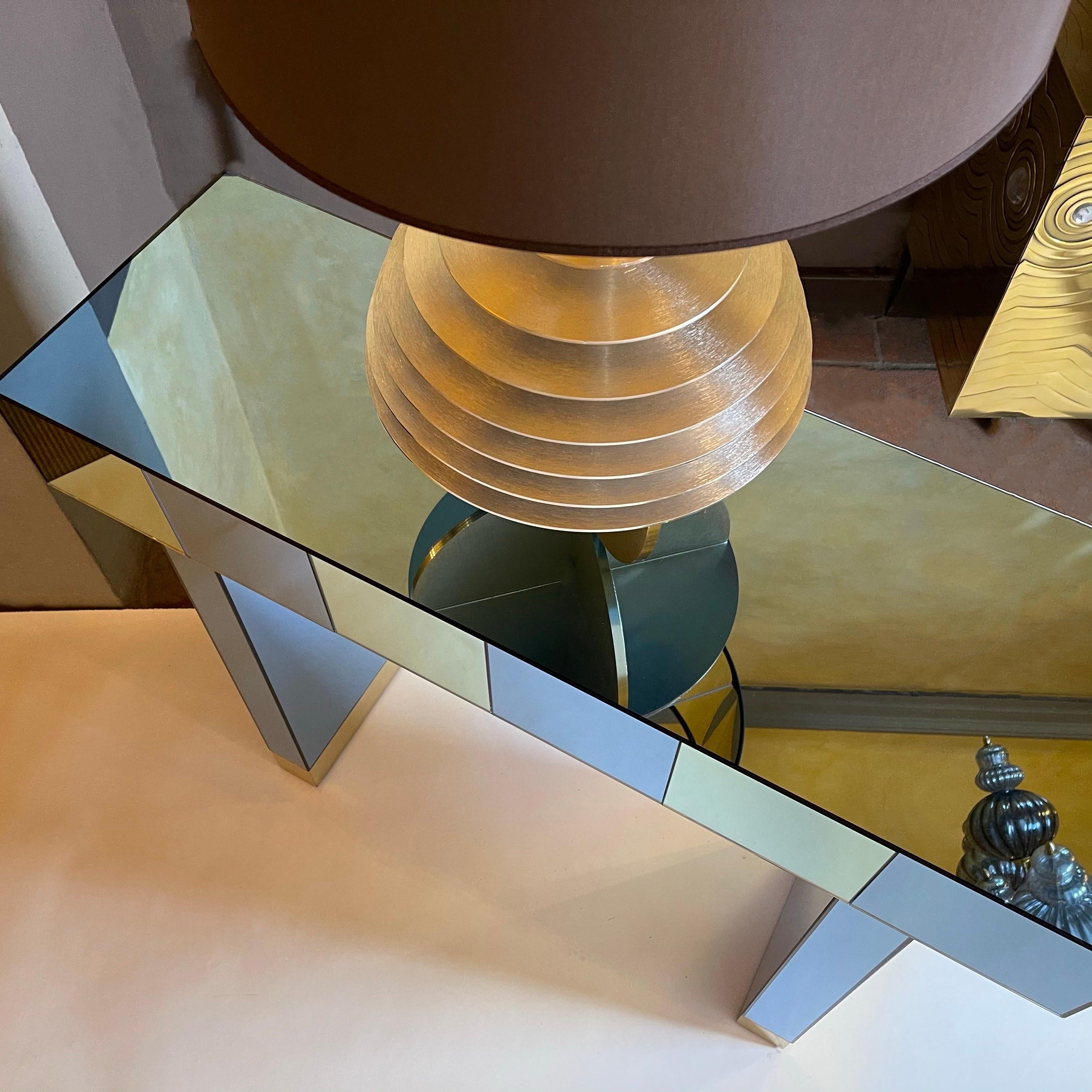 Paire de consoles en miroir bleu clair et vert de la fin du XXe siècle avec détails en laiton en vente 3