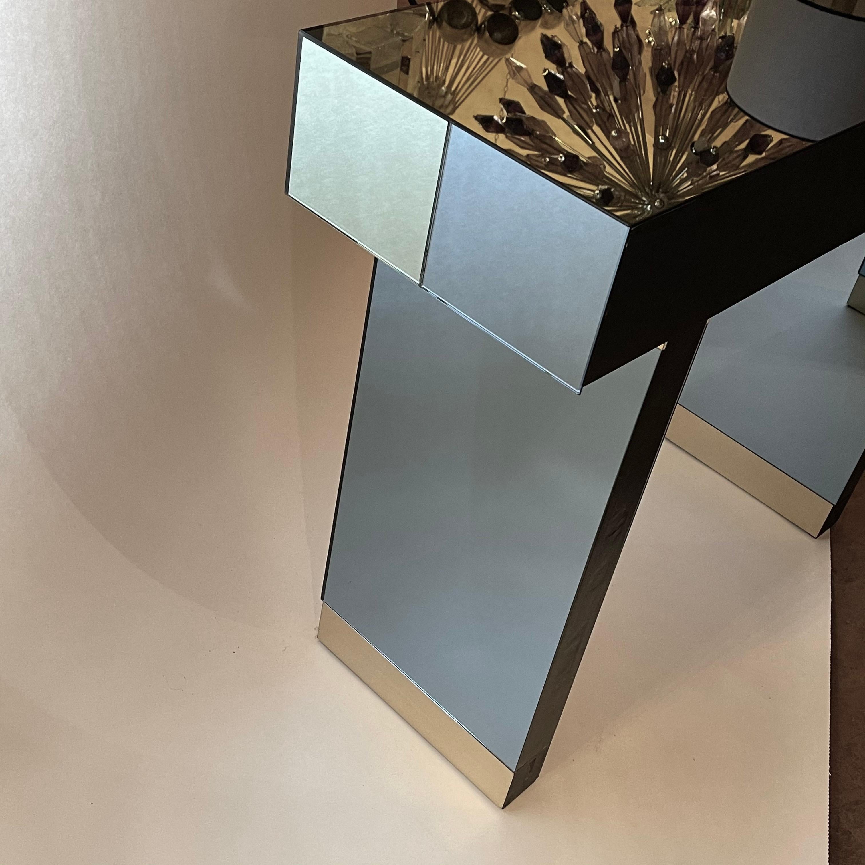 Paire de consoles en miroir bleu clair et vert de la fin du XXe siècle avec détails en laiton en vente 7