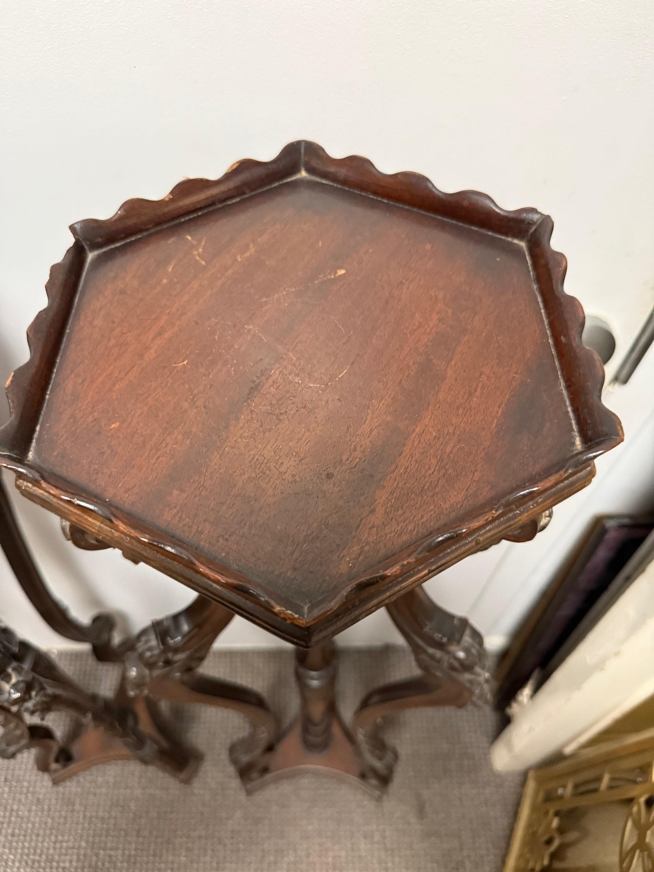 Paire de guéridons en bois sculpté en acajou de la fin du 20e siècle, supports de plantes en vente 5