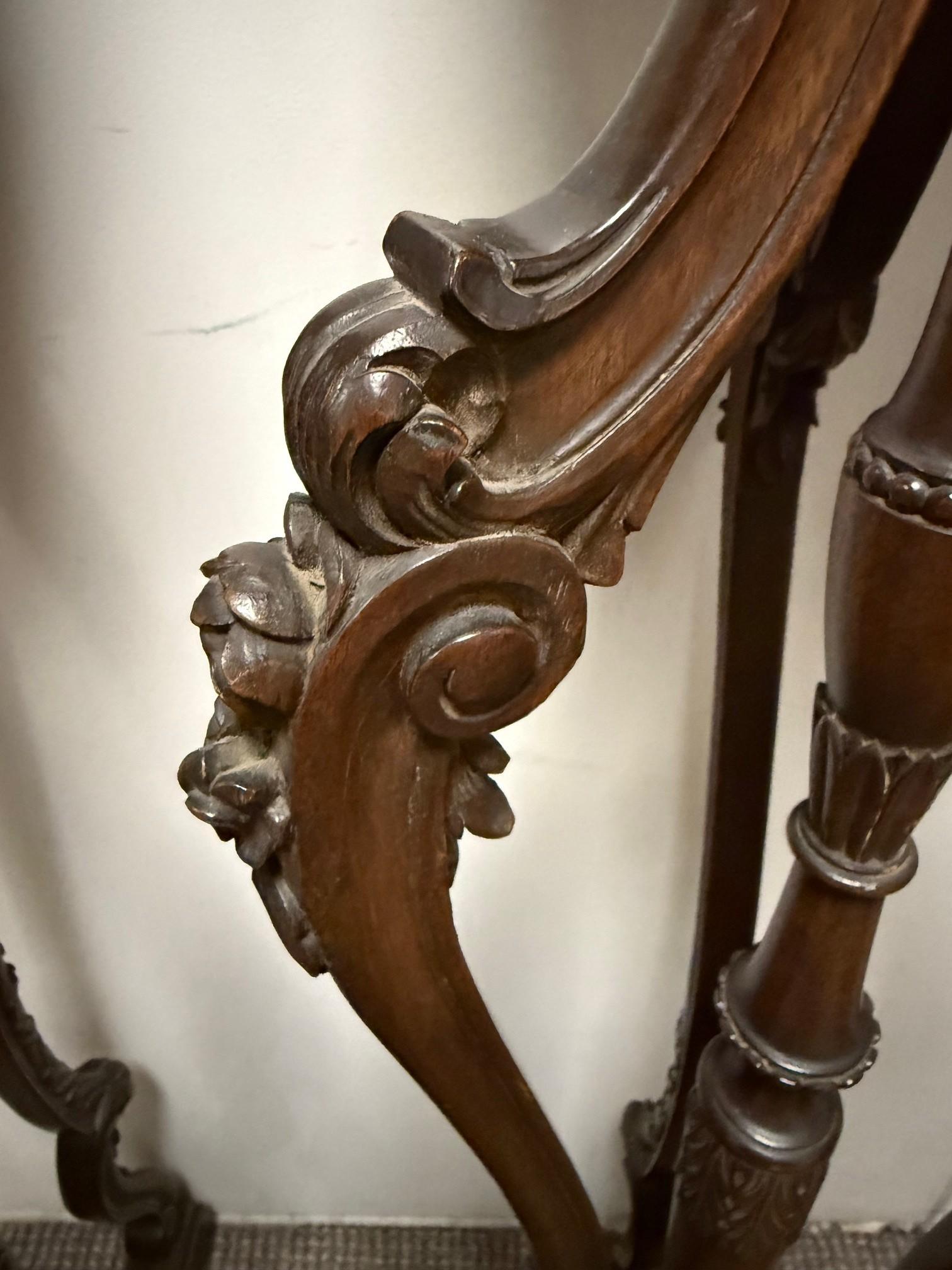 Paire de guéridons en bois sculpté en acajou de la fin du 20e siècle, supports de plantes en vente 6