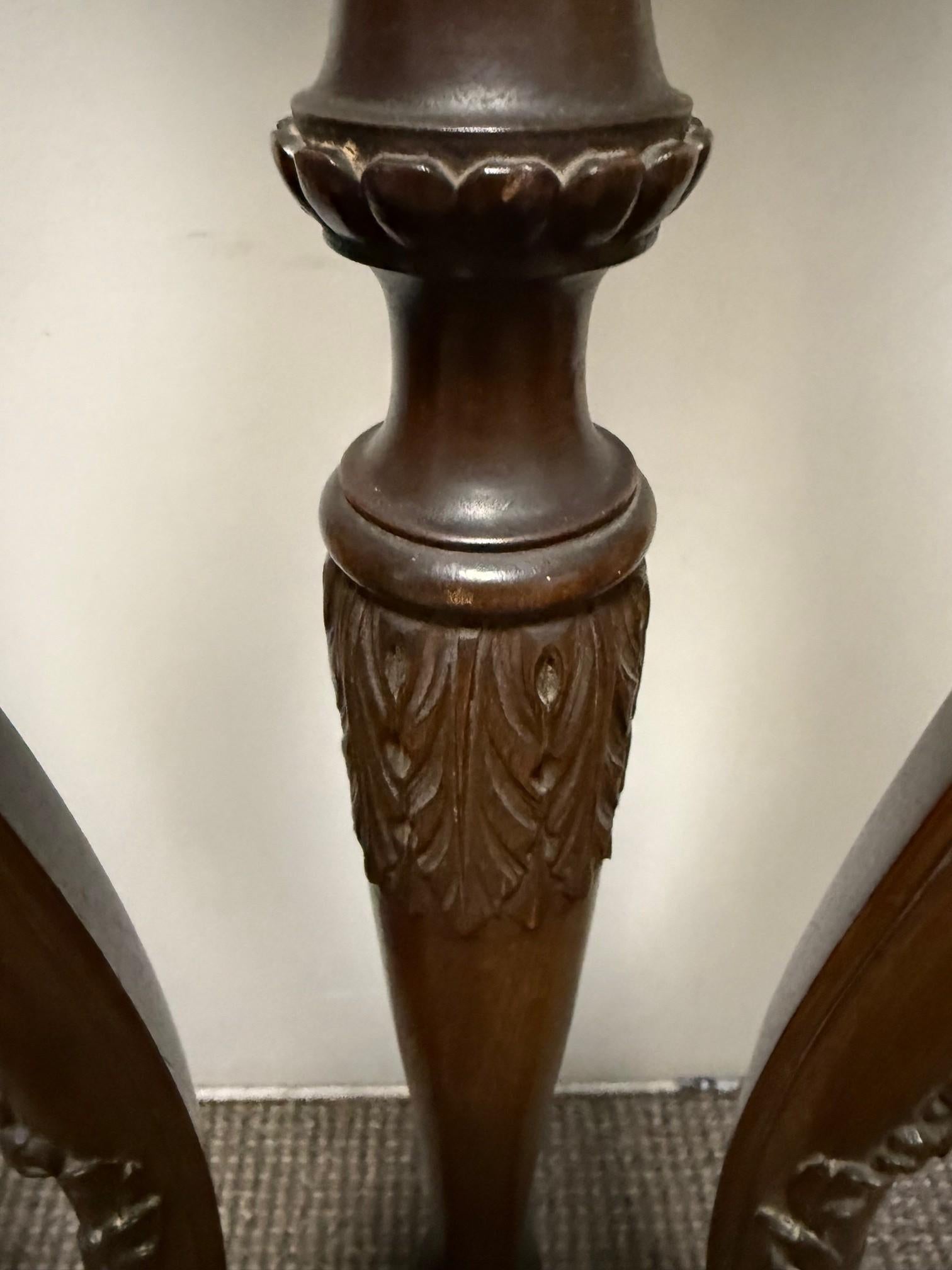 Paire de guéridons en bois sculpté en acajou de la fin du 20e siècle, supports de plantes en vente 8