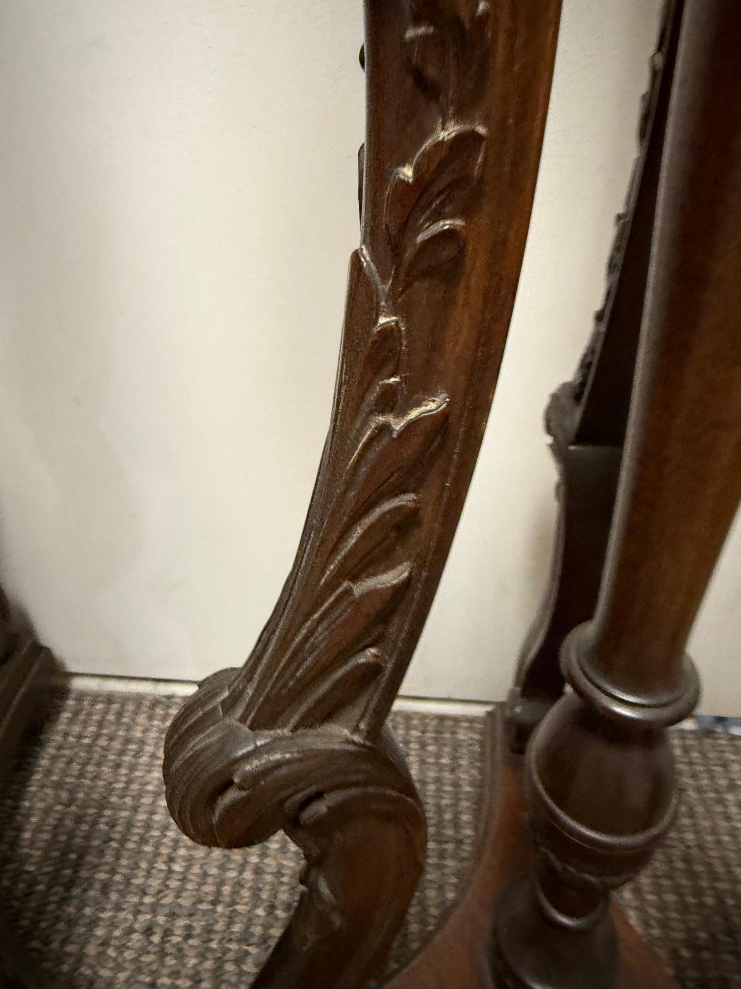 Paire de guéridons en bois sculpté en acajou de la fin du 20e siècle, supports de plantes en vente 9