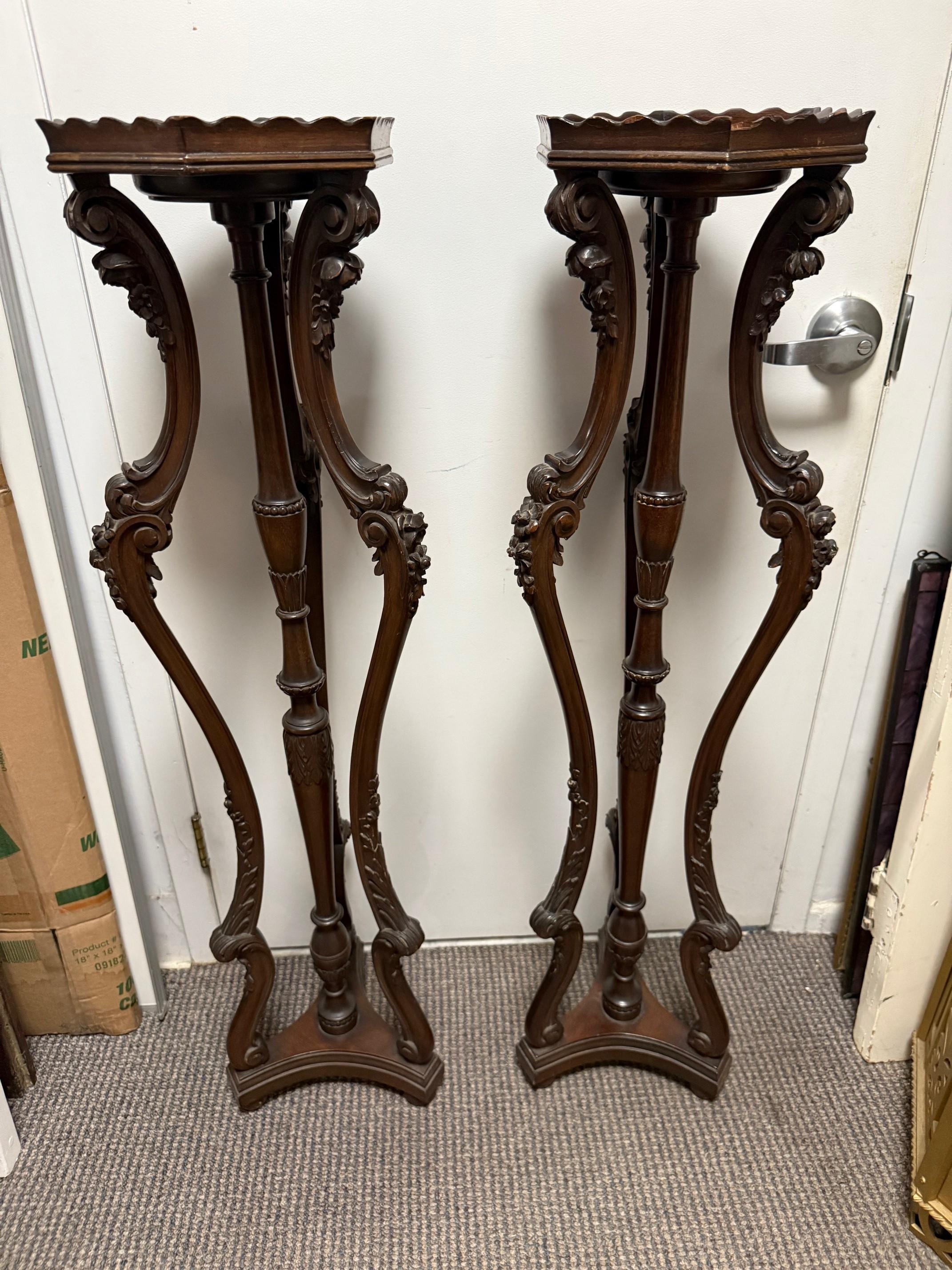 Paire de guéridons en bois sculpté en acajou de la fin du 20e siècle, supports de plantes en vente 11