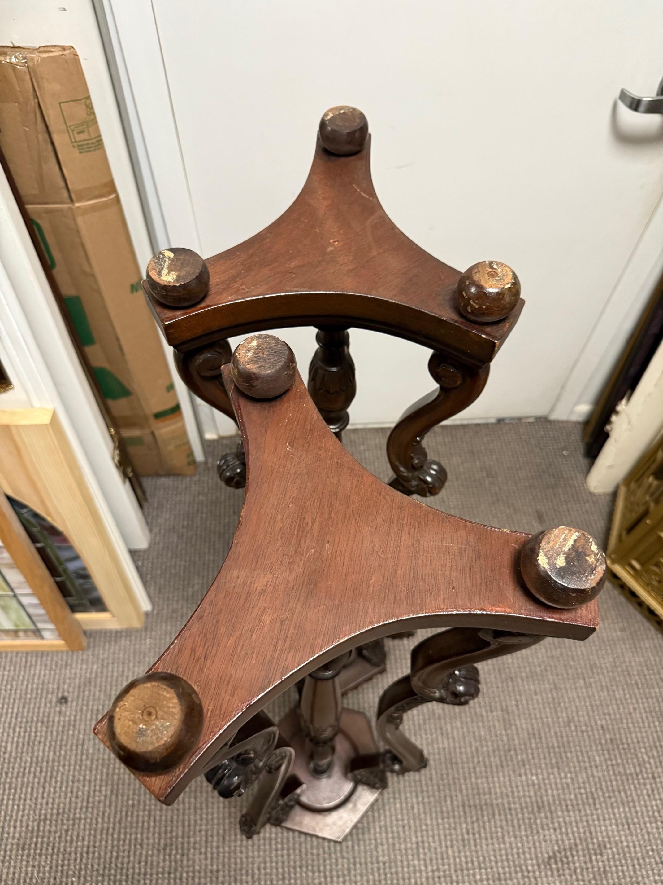 Paire de guéridons en bois sculpté en acajou de la fin du 20e siècle, supports de plantes en vente 12