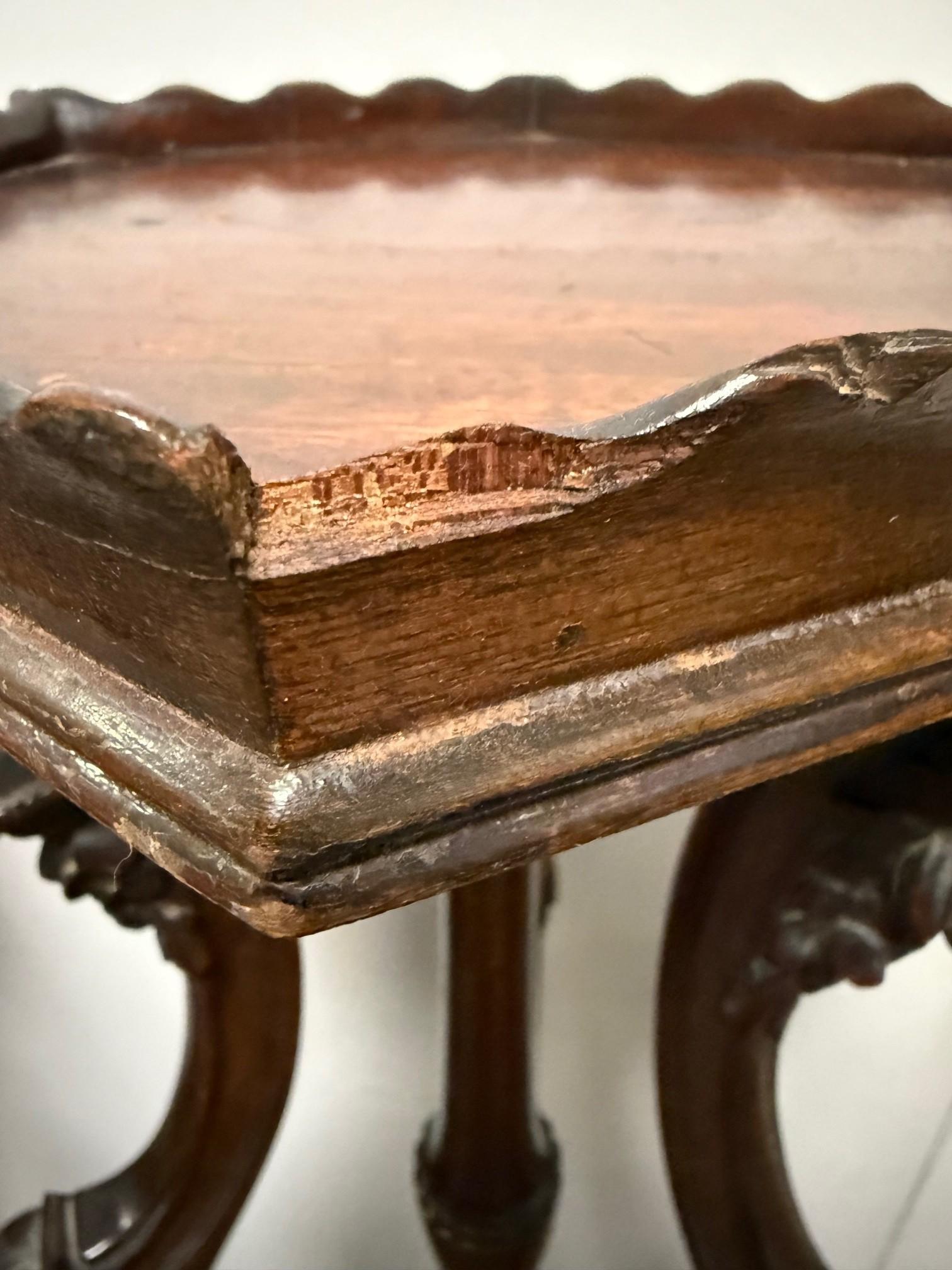 Paire de guéridons en bois sculpté en acajou de la fin du 20e siècle, supports de plantes en vente 14