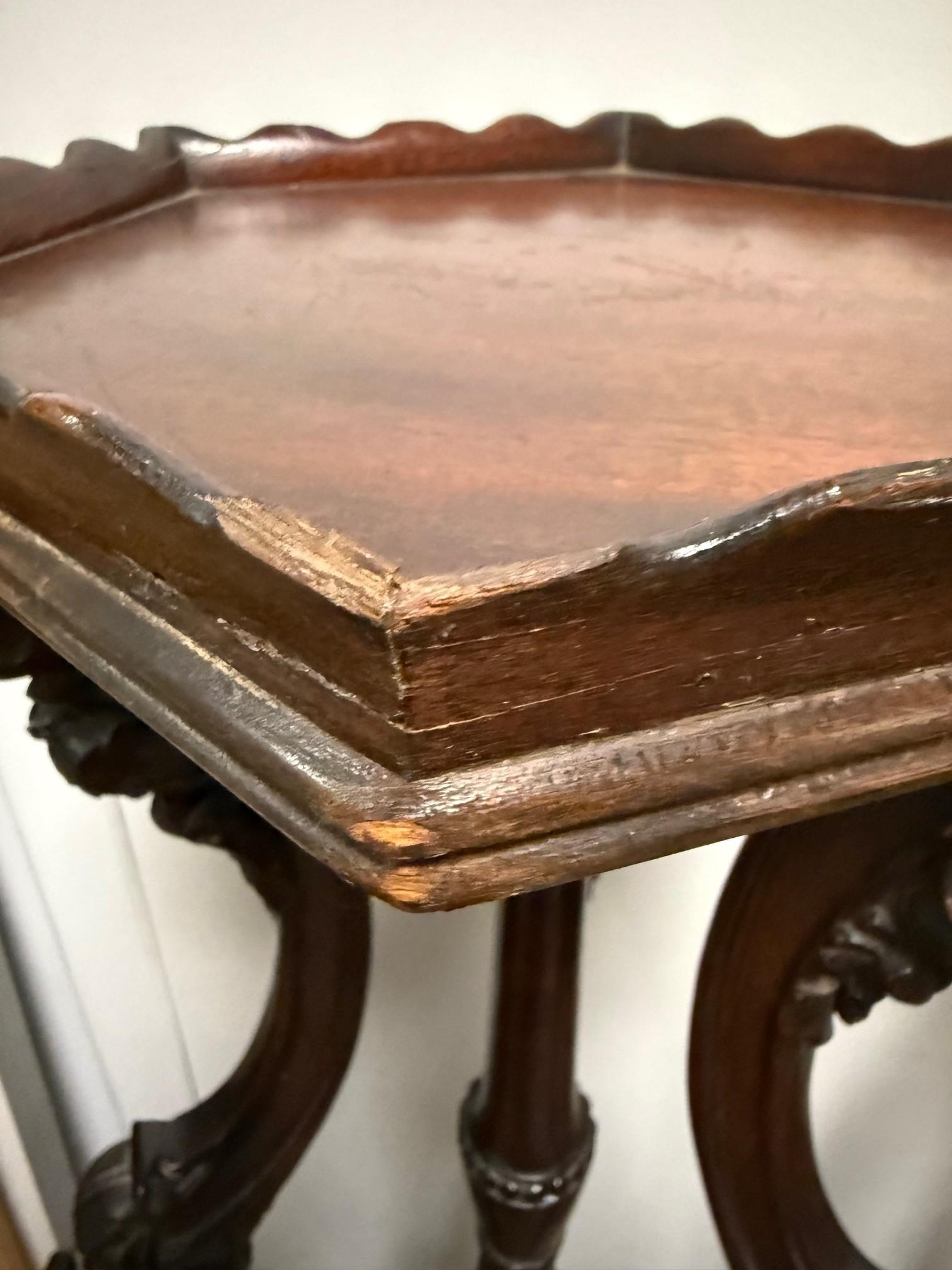 Paire de guéridons en bois sculpté en acajou de la fin du 20e siècle, supports de plantes en vente 15