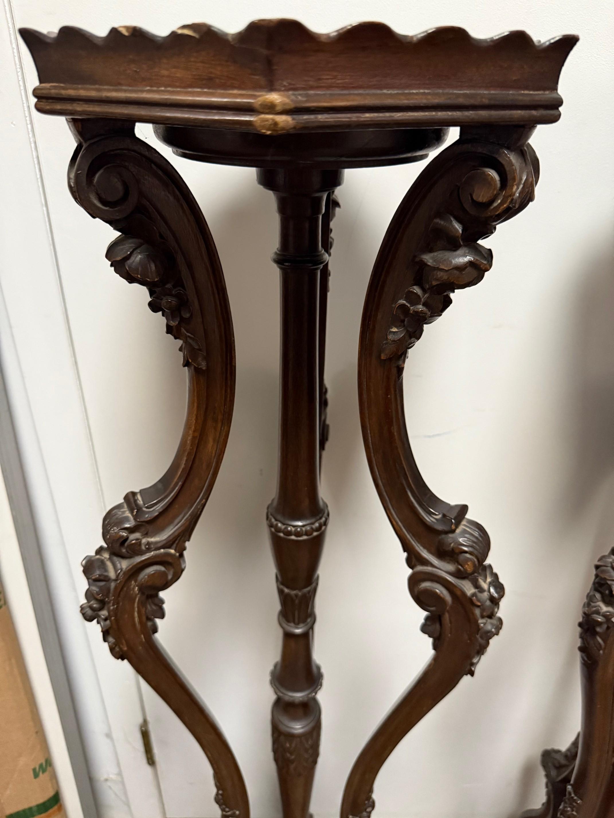 20ième siècle Paire de guéridons en bois sculpté en acajou de la fin du 20e siècle, supports de plantes en vente