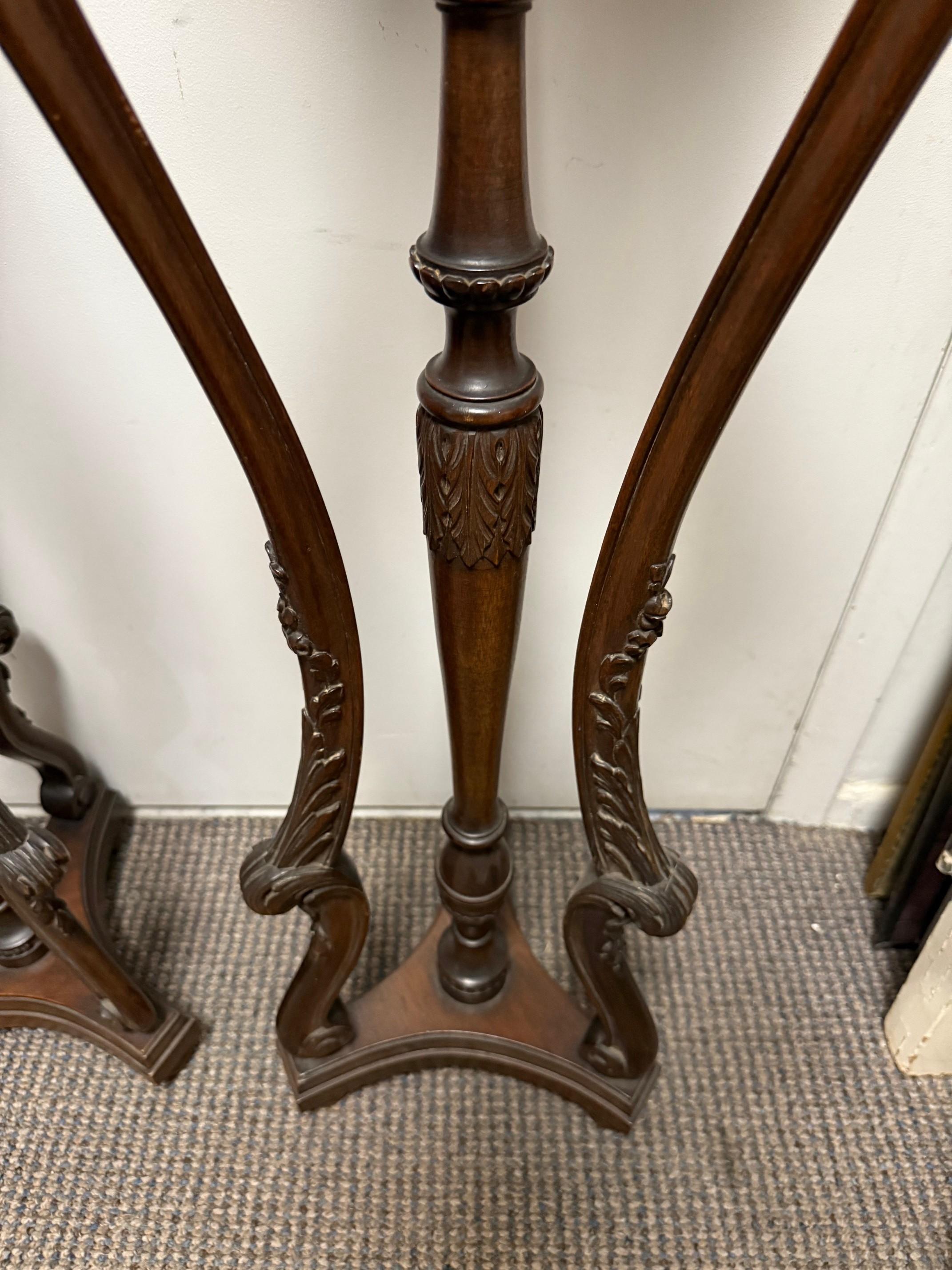 Paire de guéridons en bois sculpté en acajou de la fin du 20e siècle, supports de plantes en vente 1