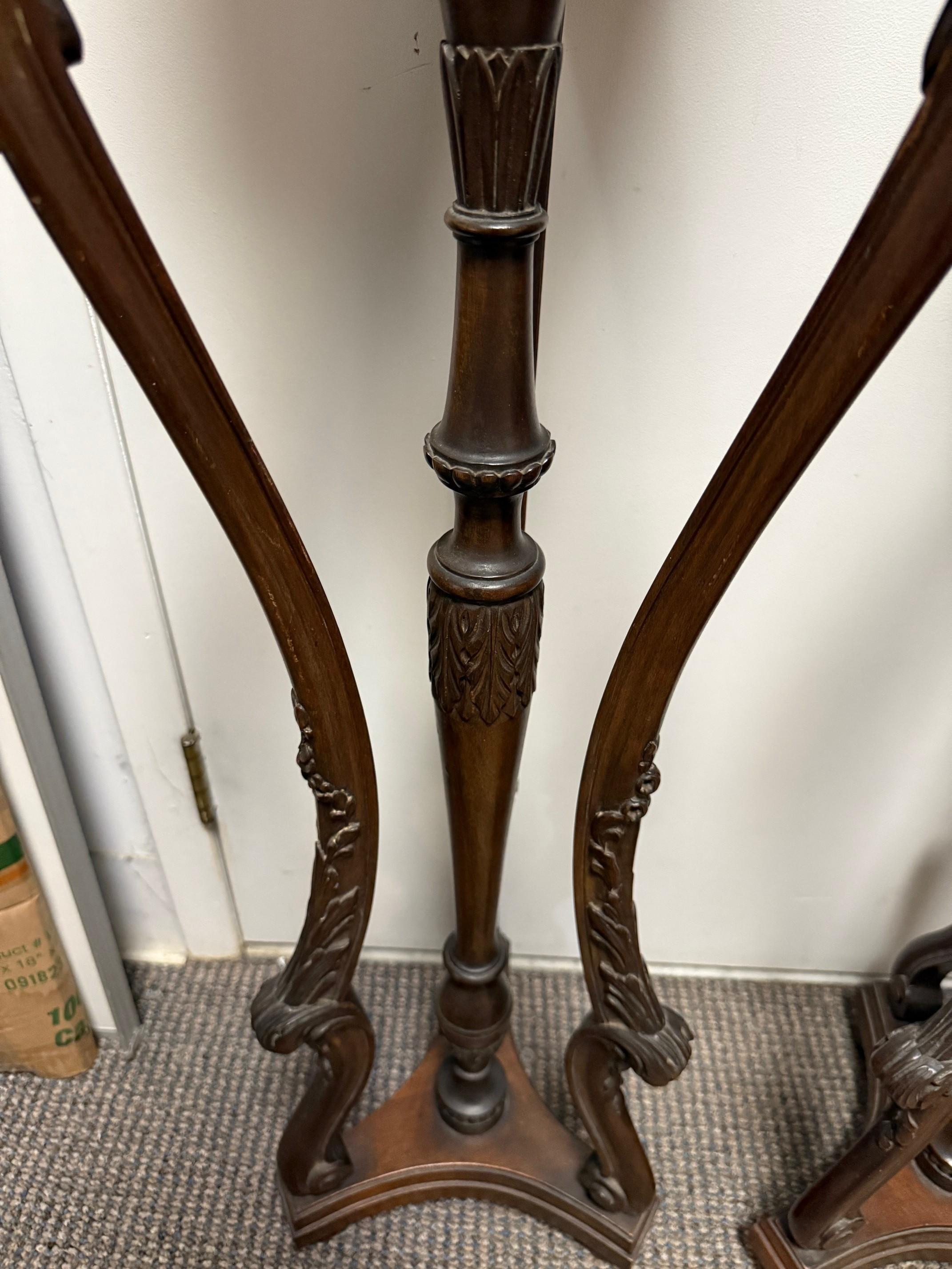 Paire de guéridons en bois sculpté en acajou de la fin du 20e siècle, supports de plantes en vente 2