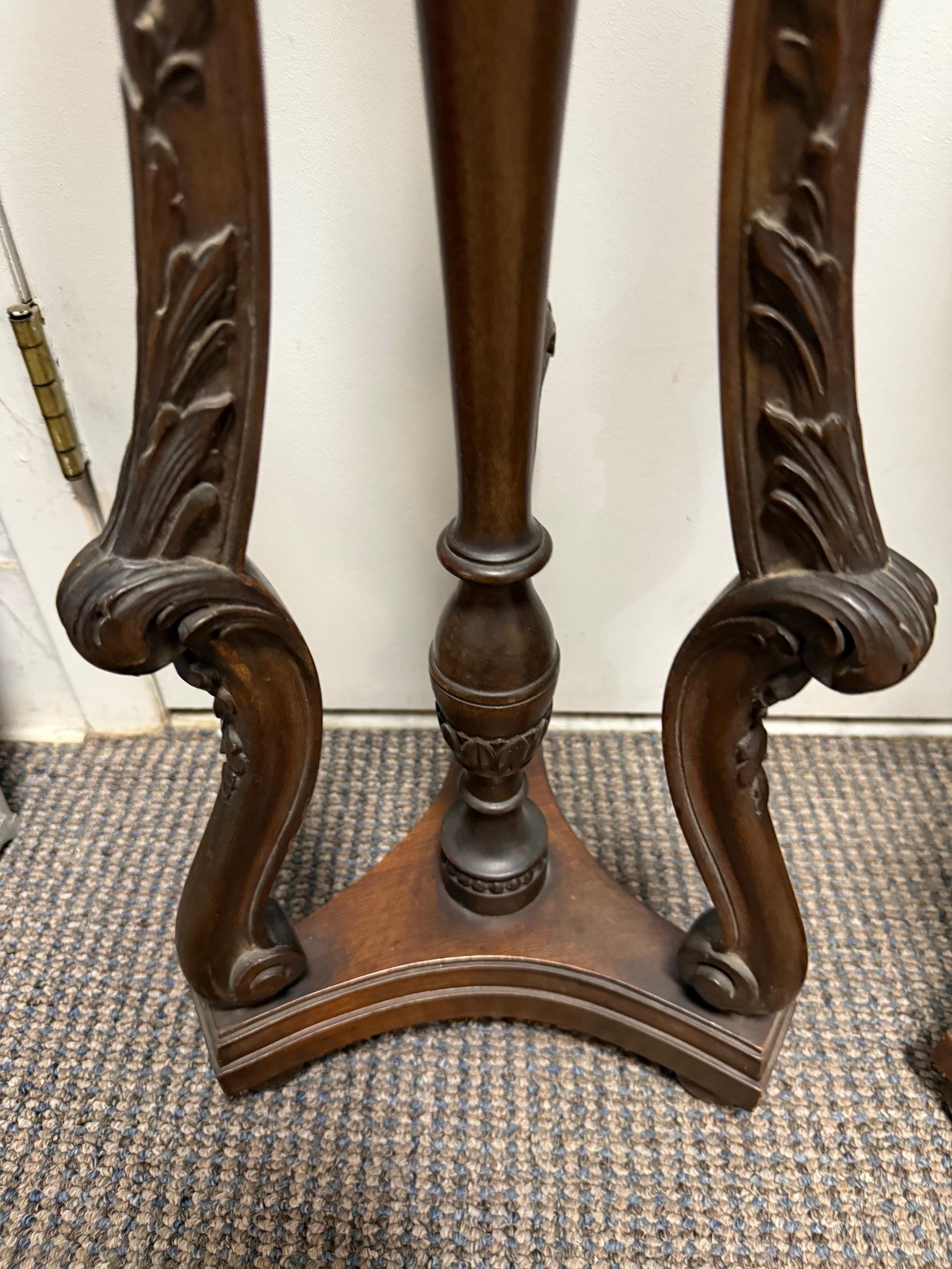 Paire de guéridons en bois sculpté en acajou de la fin du 20e siècle, supports de plantes en vente 3