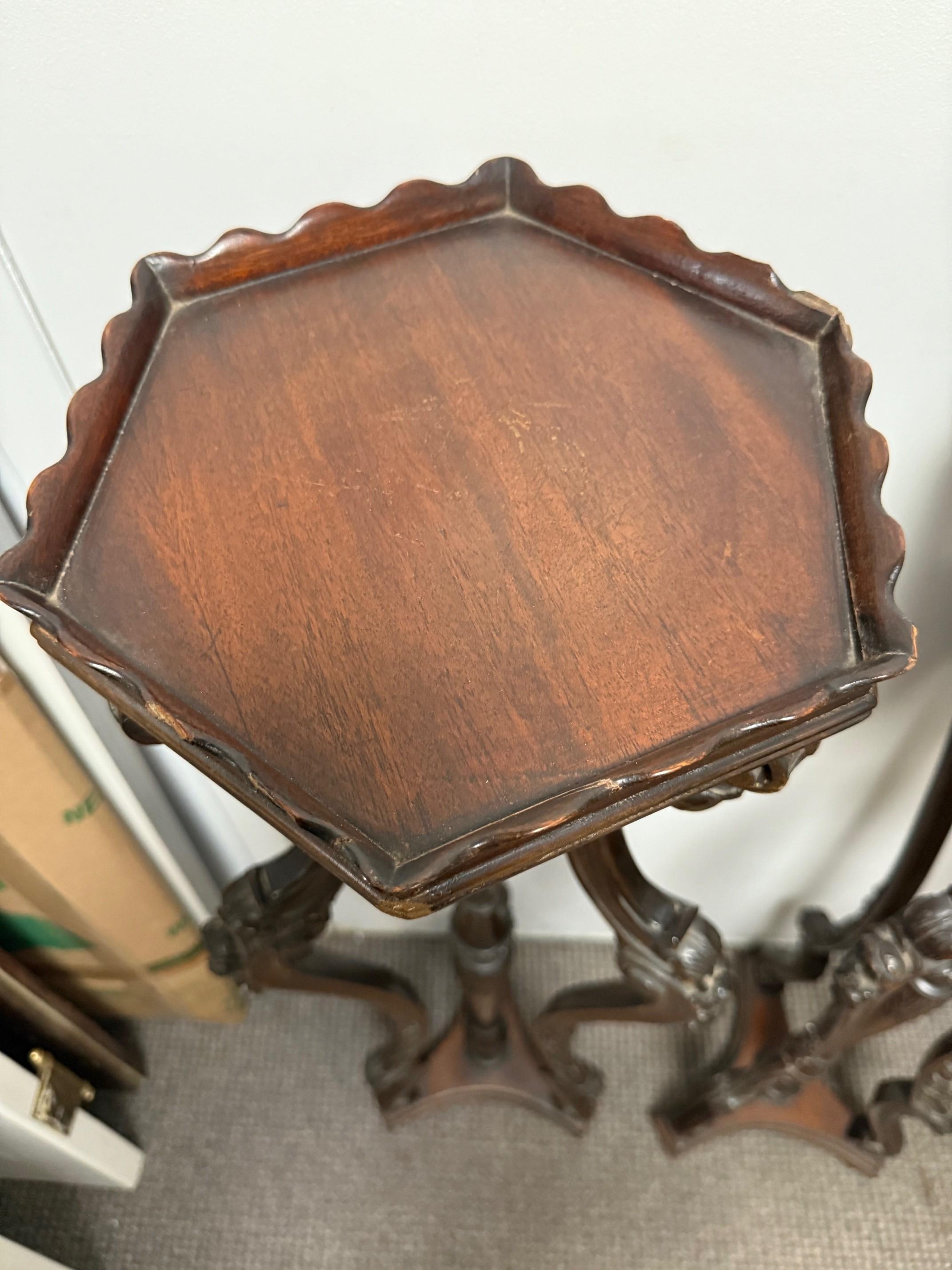 Paire de guéridons en bois sculpté en acajou de la fin du 20e siècle, supports de plantes en vente 4