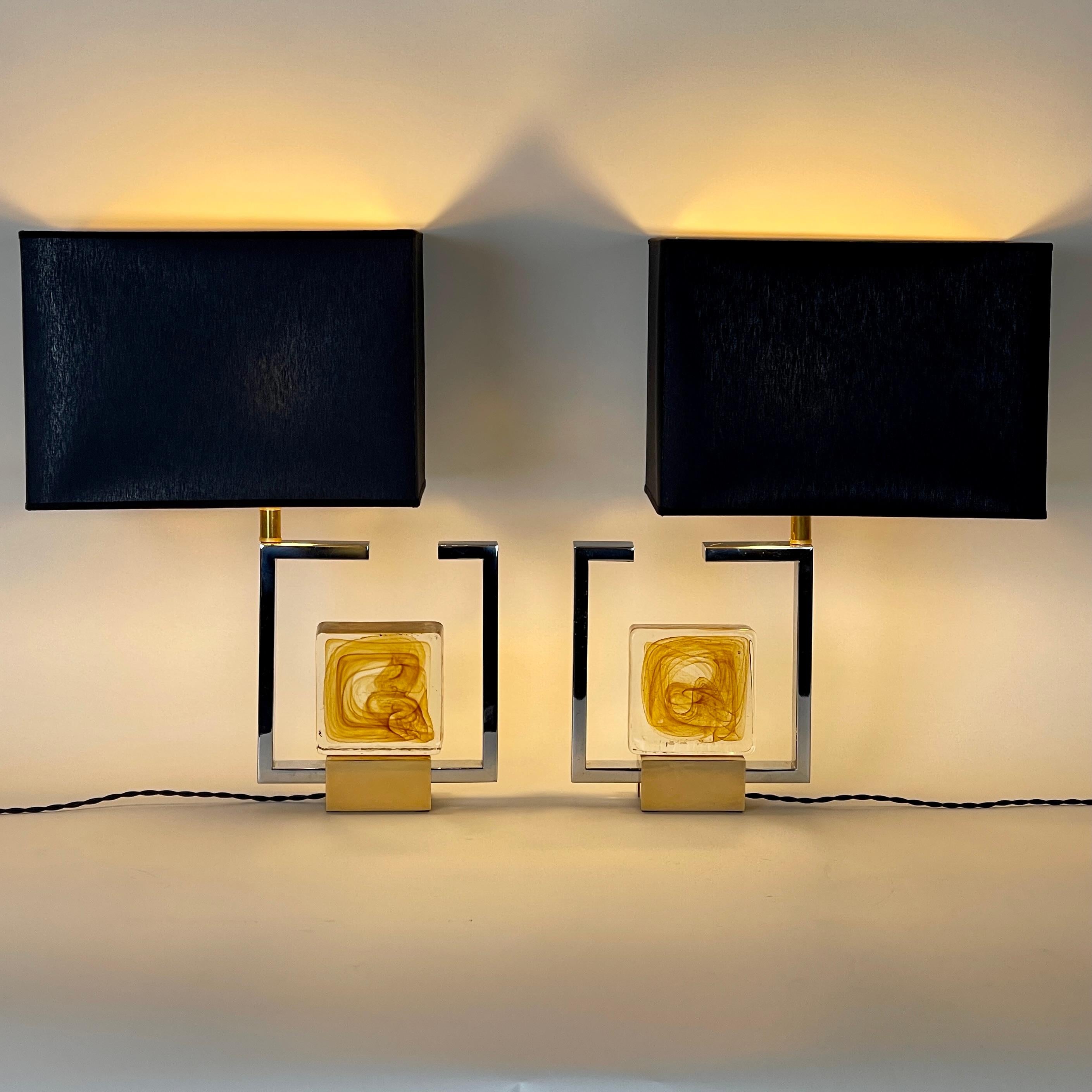 Solid block of transparent & yellow Murano art glass.
Black cotton shades included, size: 35 x 25 x 25 H cm.
Total lamp height with the shade: 55 cm.
One E27 light bulb each.