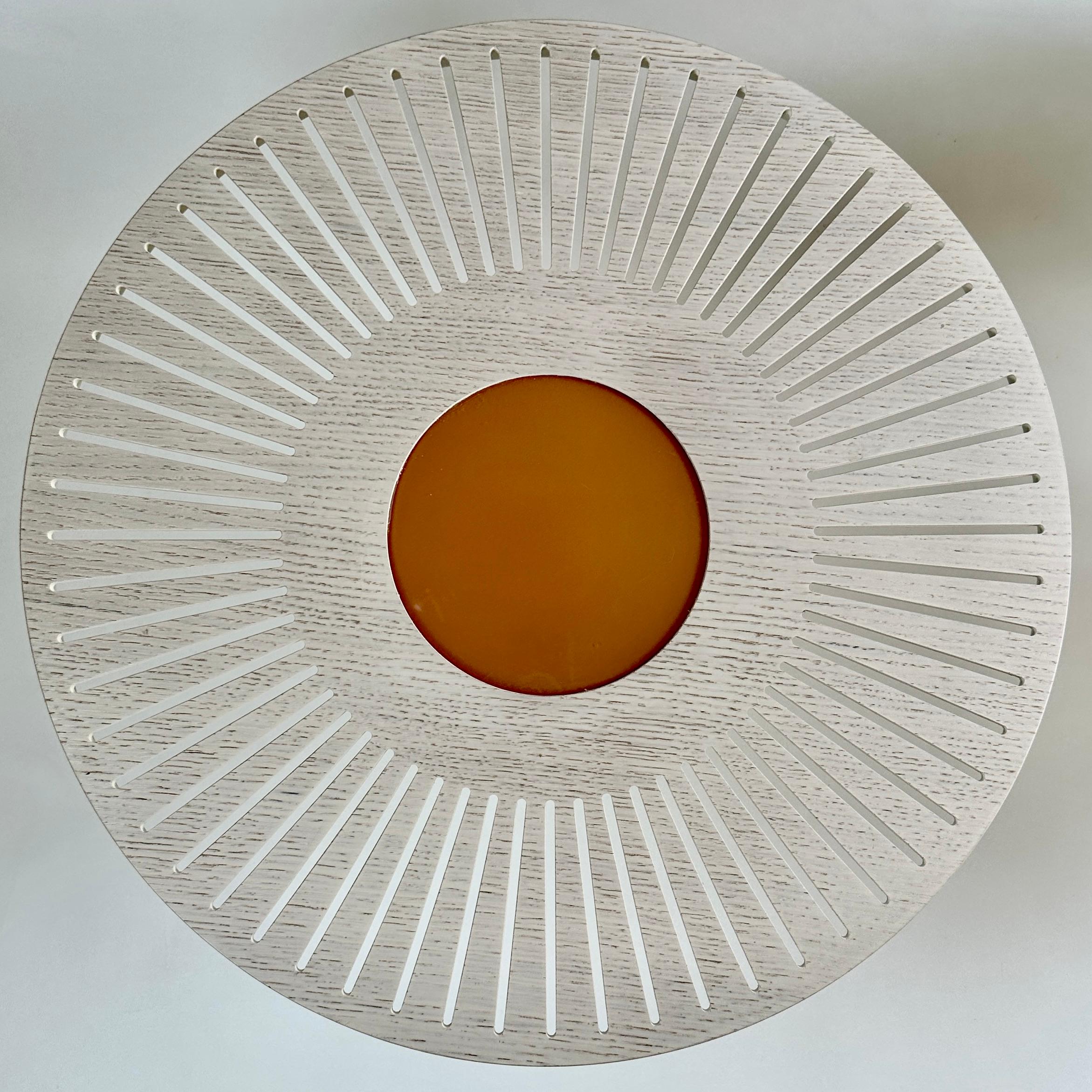 Ende des 20. Jahrhunderts Zwei runde Couchtische aus Eschenholz mit Opalglas und Messing (Italienisch) im Angebot