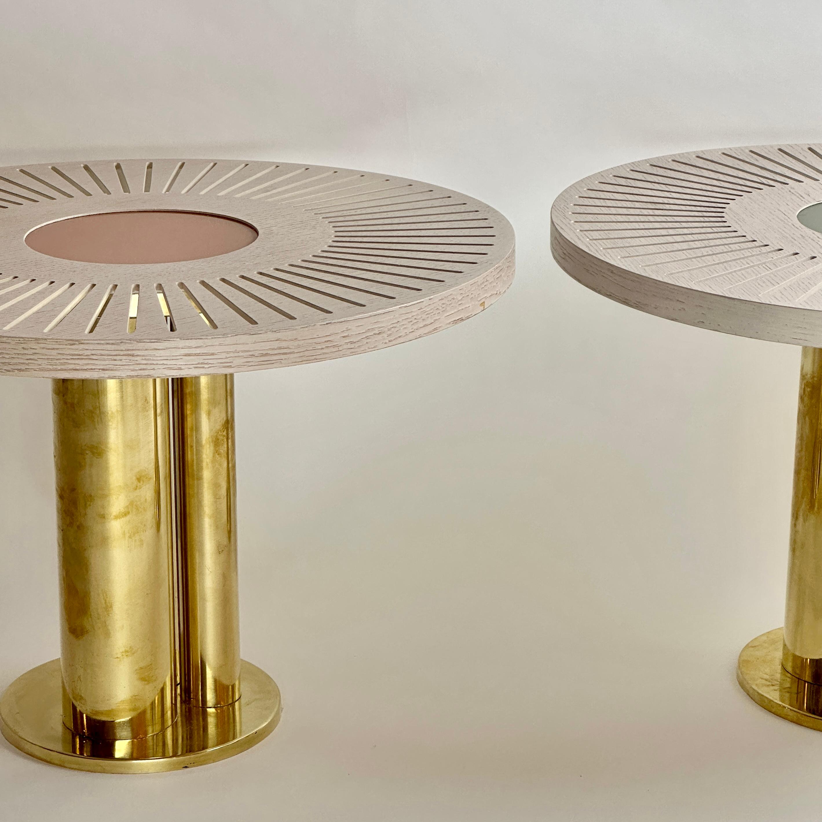 Late 20th Century Pair of Round Ash Wood w/ Opaline Glass & Brass Side Tables In Good Condition For Sale In Firenze, Tuscany